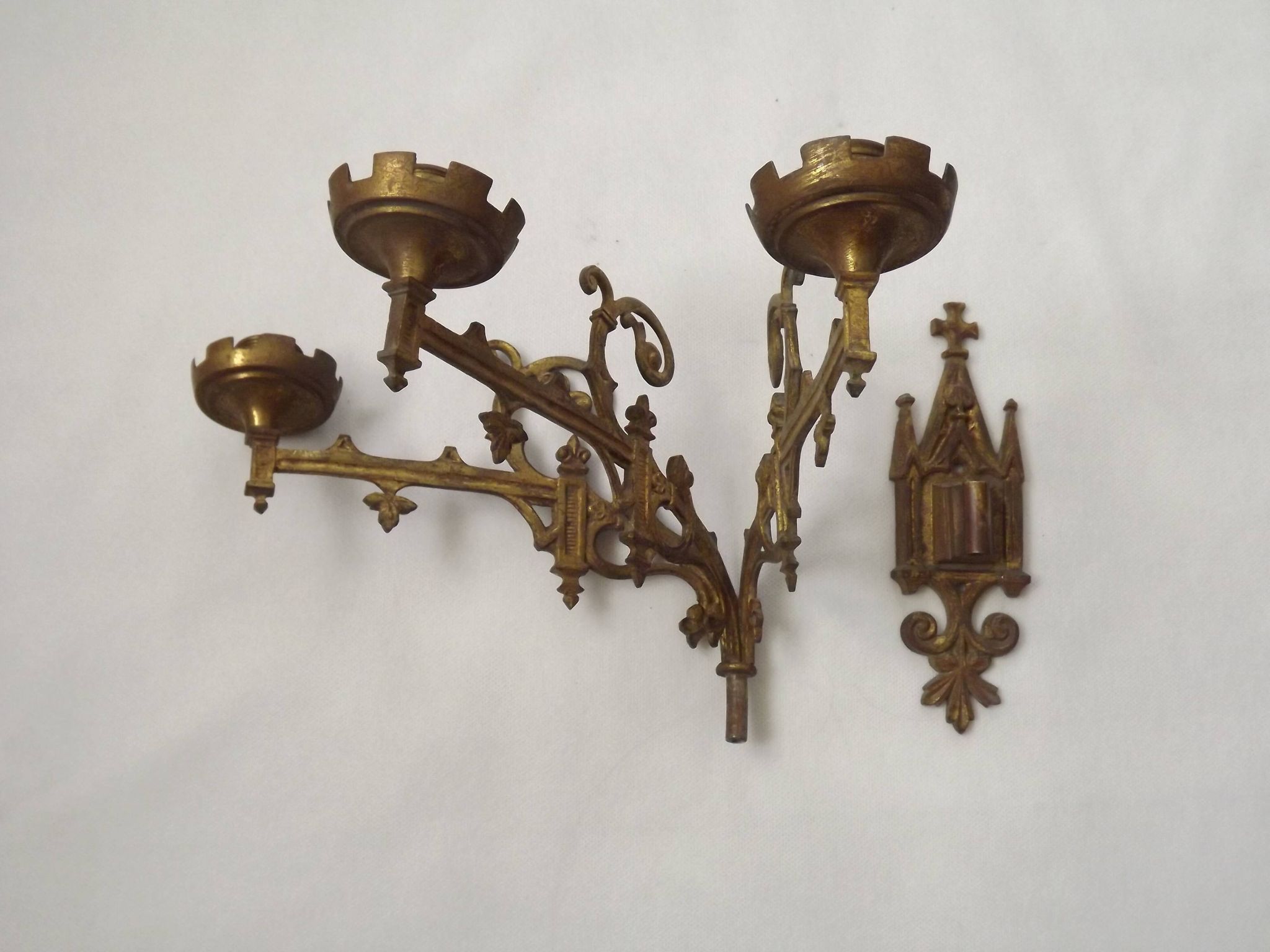 Ensemble élégant de trois appliques murales en bronze doré de style gothique français.