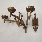 Ensemble élégant de trois appliques murales en bronze doré de style gothique français.