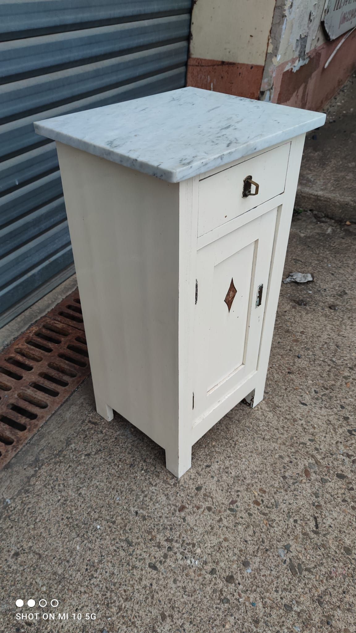 Meuble parisien en bois peint