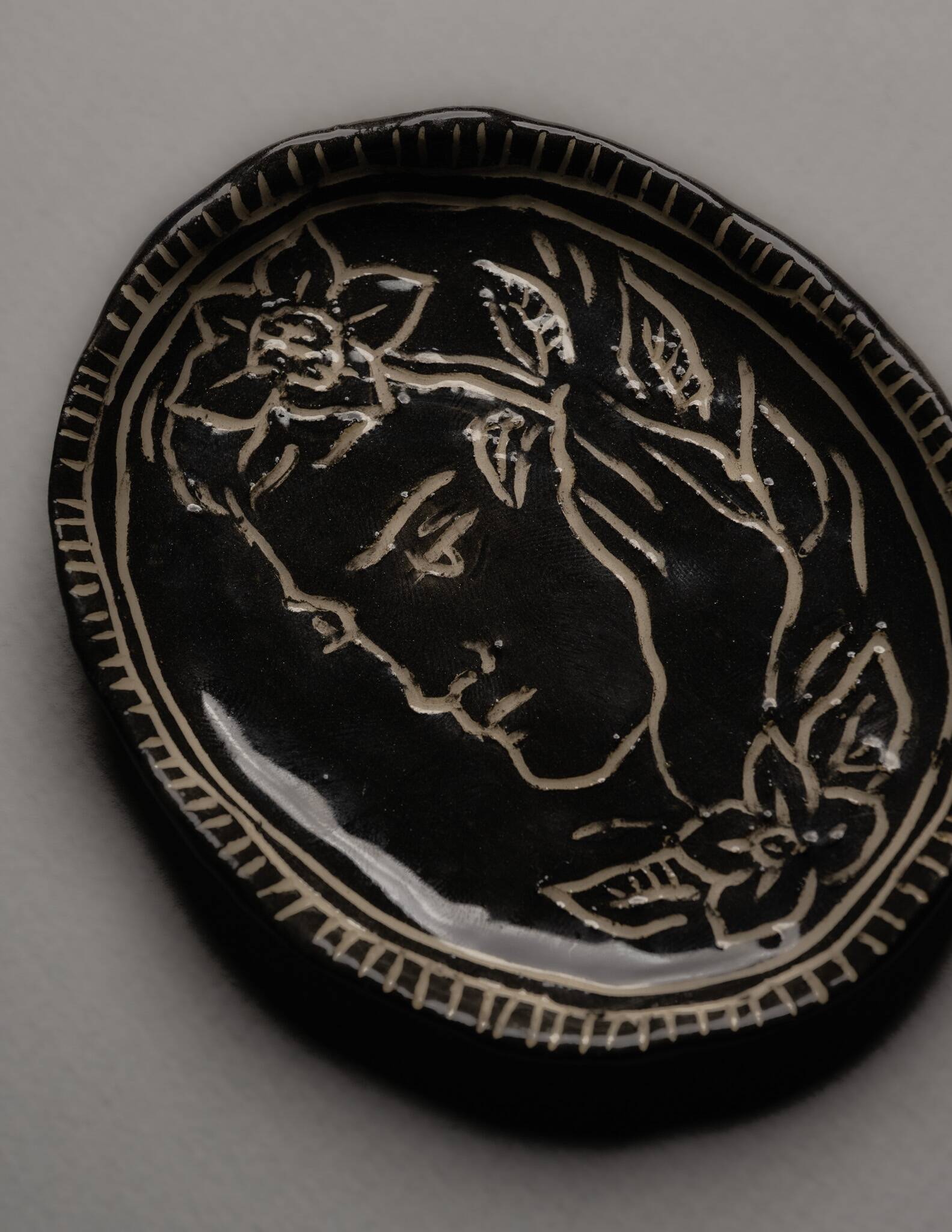 SMALL OVAL CERAMIC POCKET TRAY