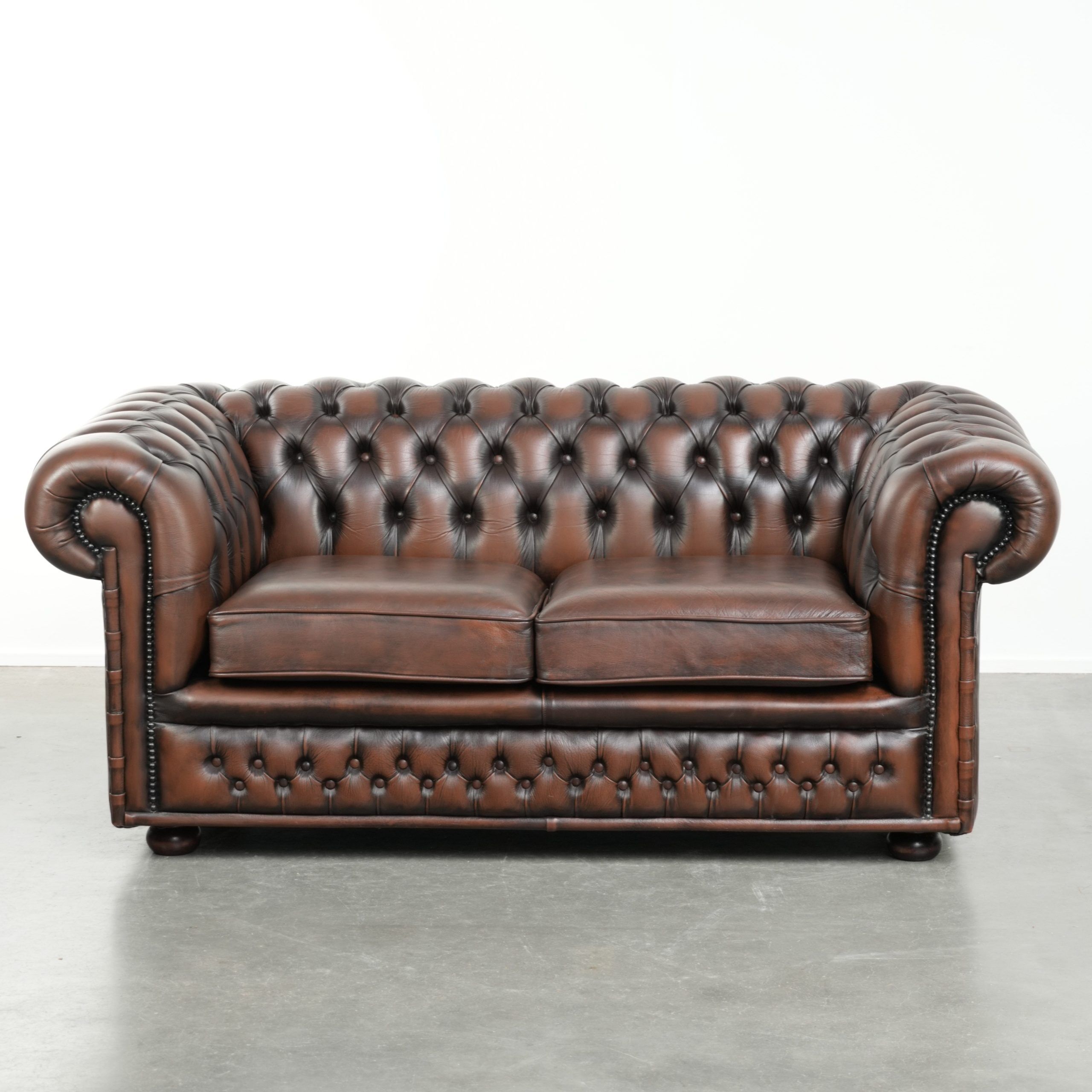 Nice cow leather Chesterfield 2-seater sofa in English style