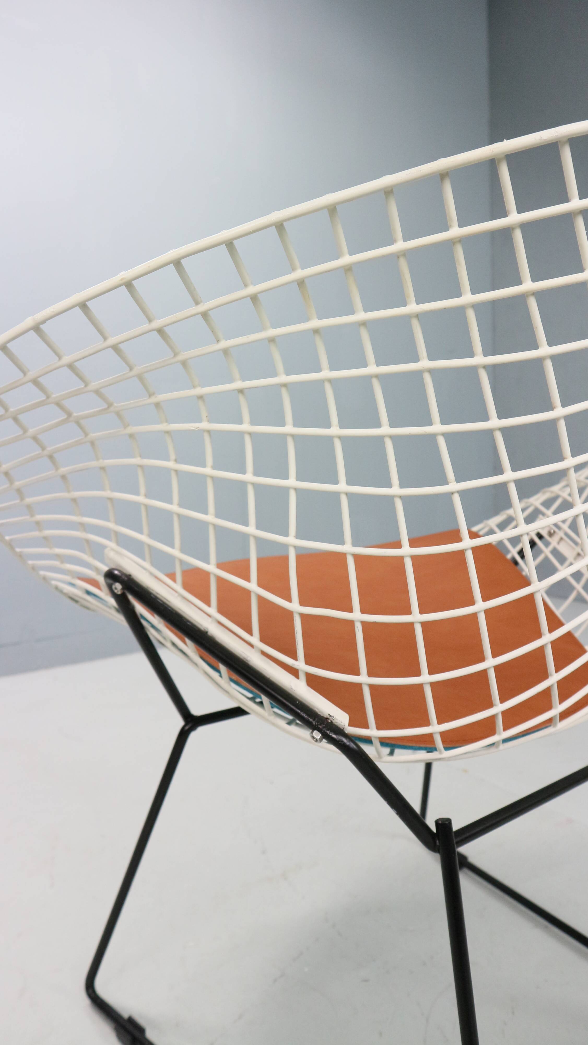 Diamond chair by Harry Bertoia in white & black metal and new leather seati