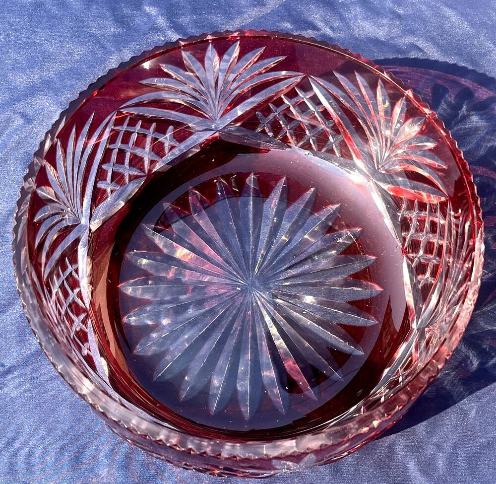 Fruit bowl or centrepiece in ruby red st. louis crystal décor.