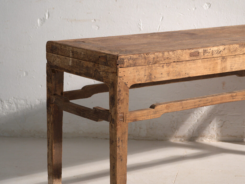 Banc bas ancien en bois de pin – Chine, vers 1890