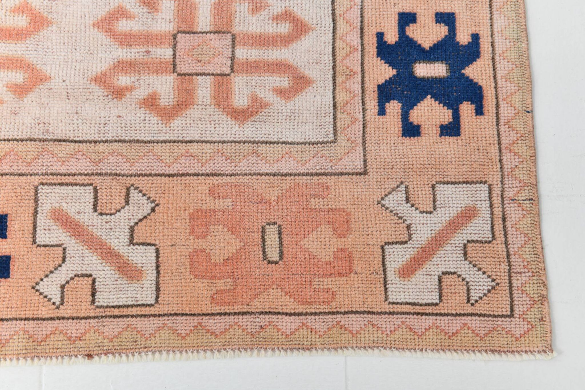Tapis persan bleu marine et crème