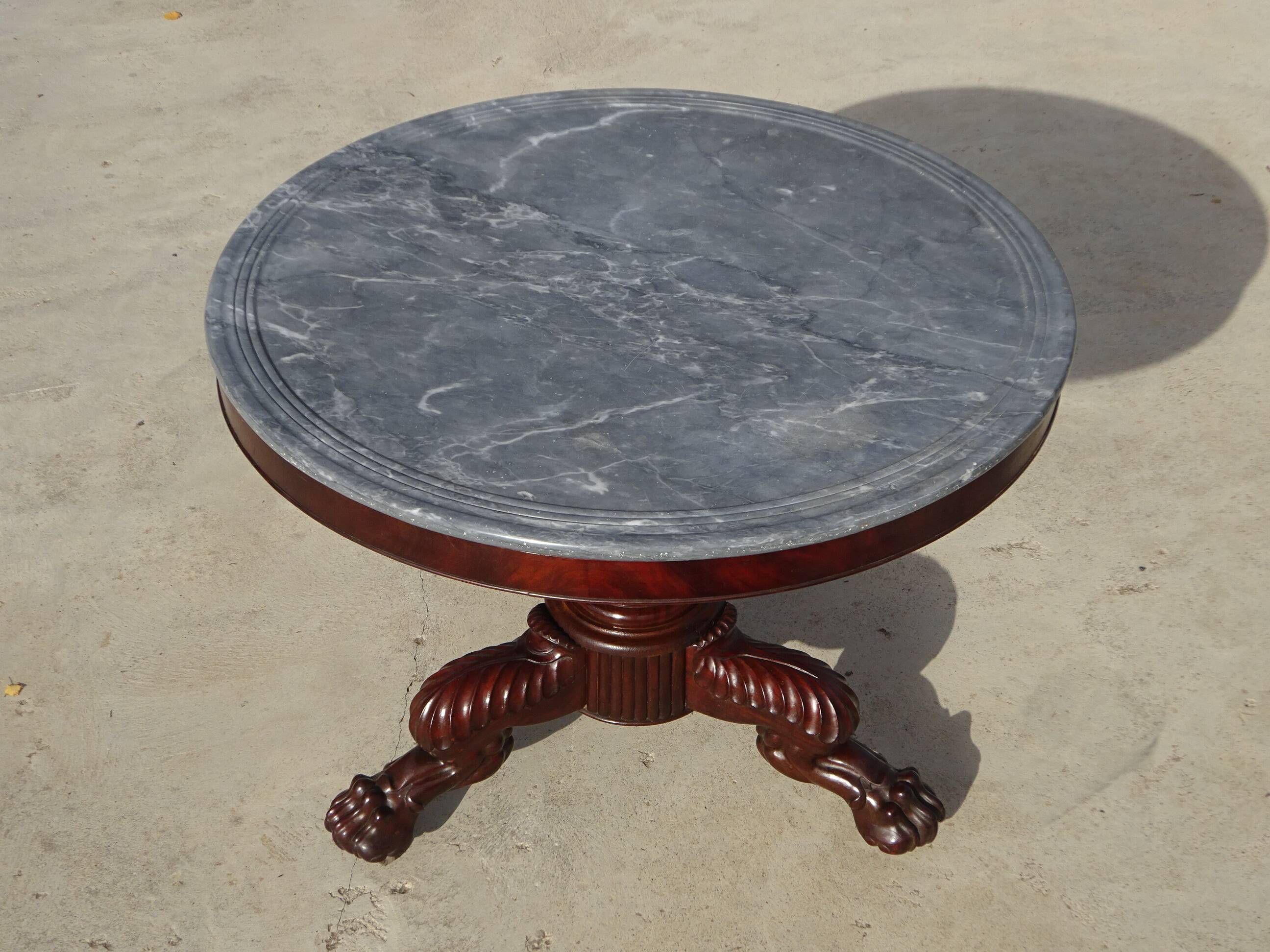 Empire guéridon in mahogany and marble, revolving top.
