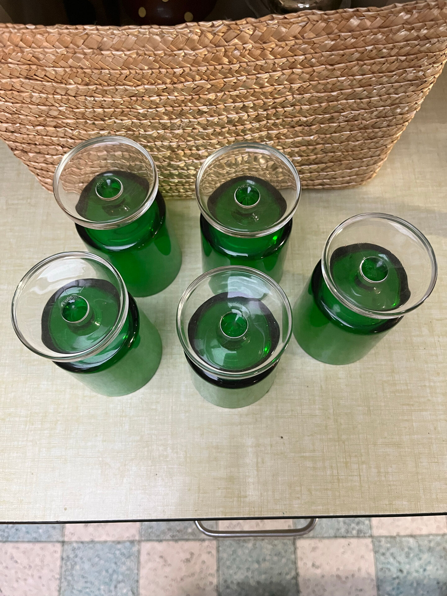 5 stemmed glasses