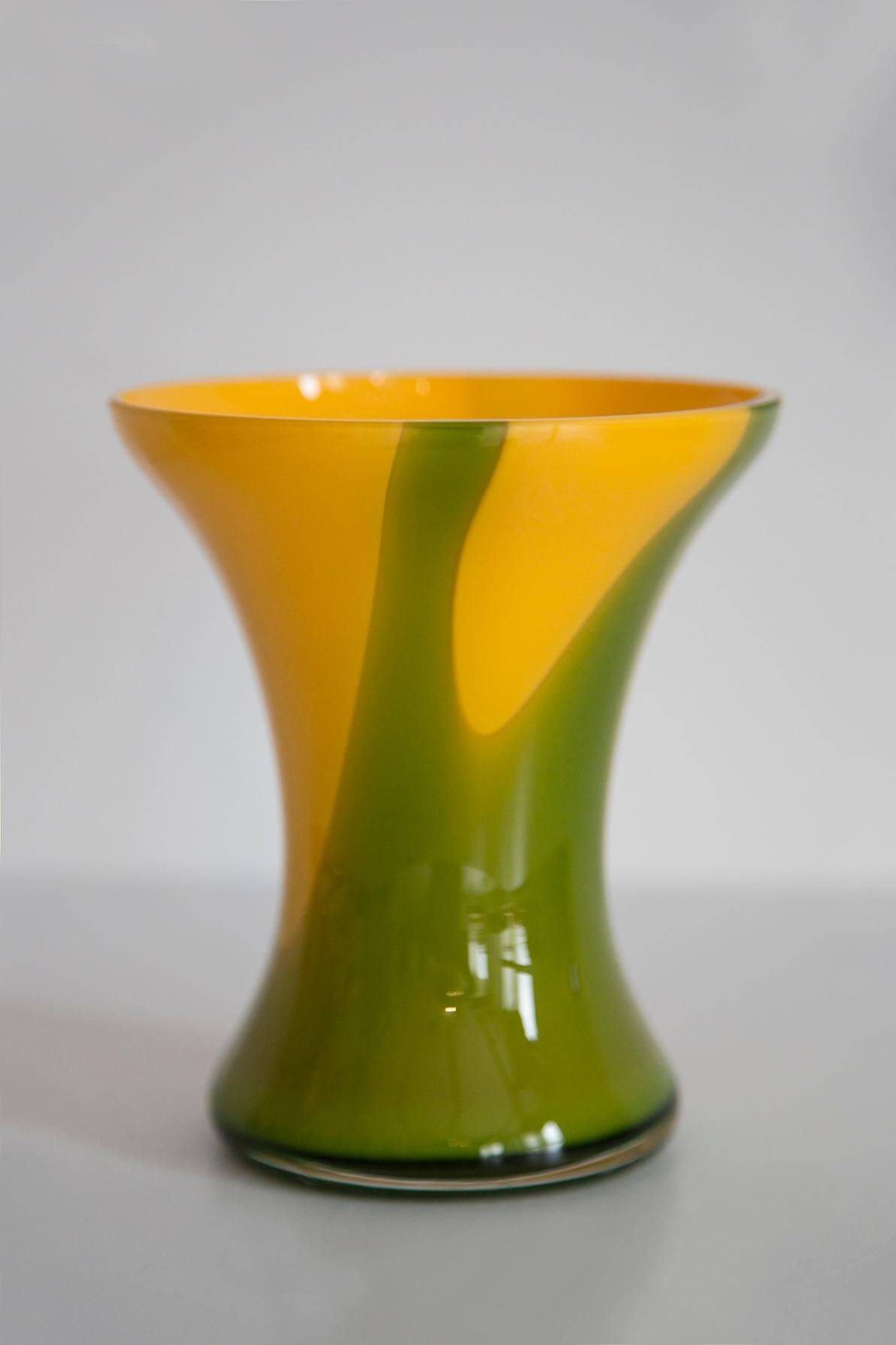 Vase artistique vert et jaune fait main, milieu du XXe siècle, Europe, 1960