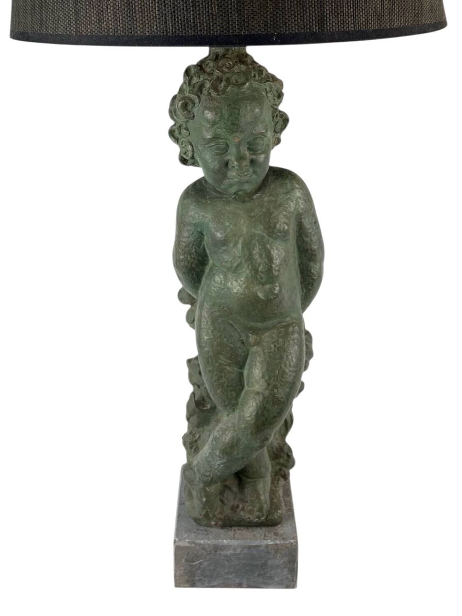 Lampe de table de Robert Mermet représentant un garçon/putto debout