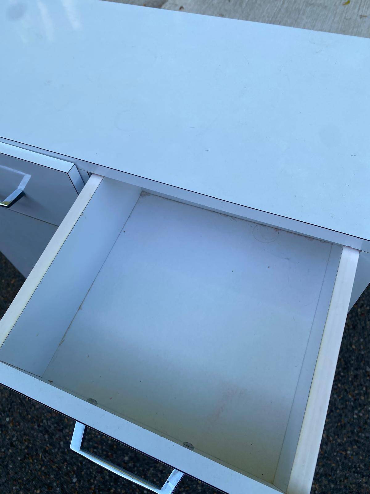 Vintage white wooden bathroom furniture — Chrome legs 70s design