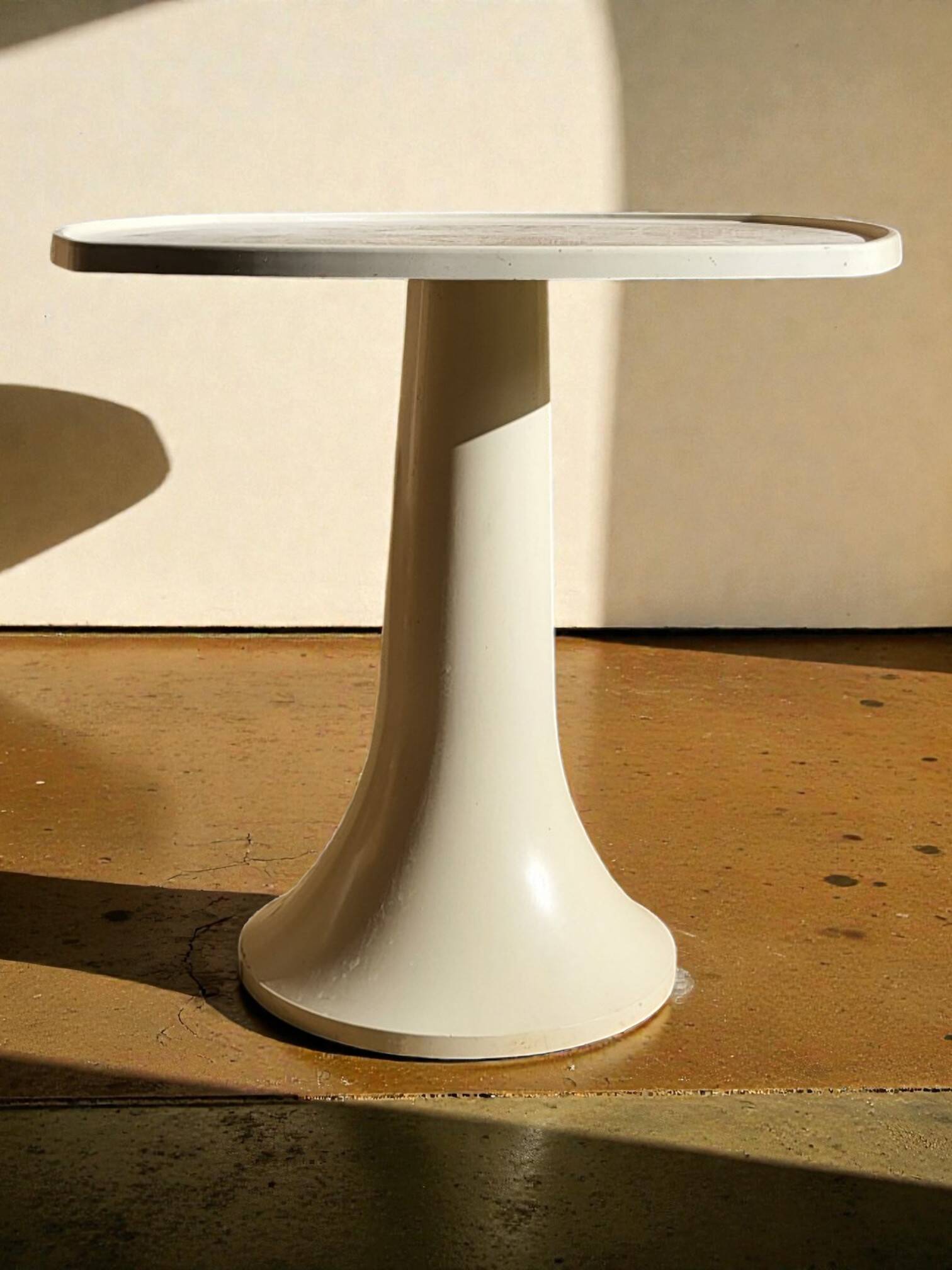 4 chairs and 1 Space Age table from the 1960s.