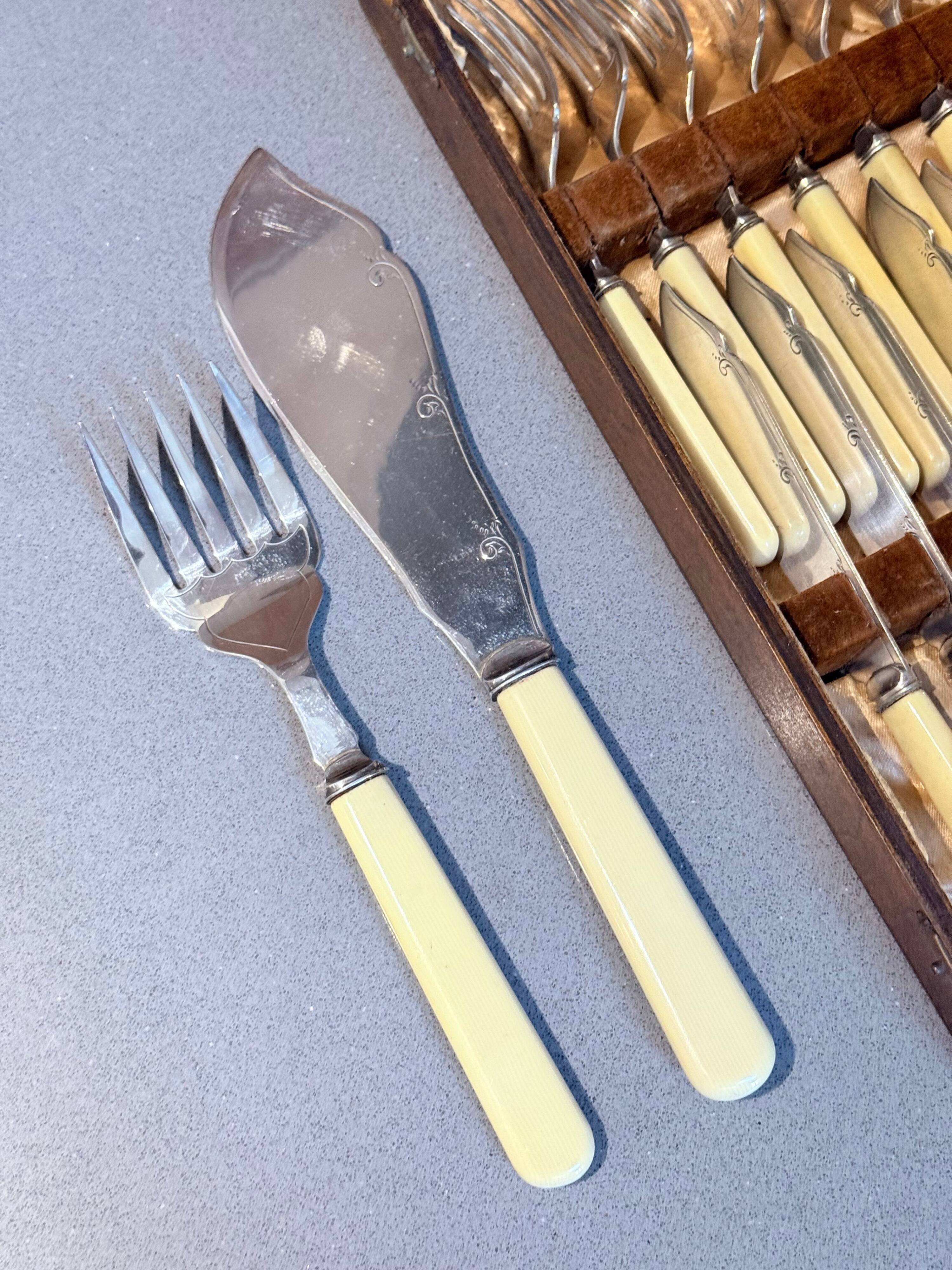 Set de couverts à poisson en métal argenté et ivoire synthétique