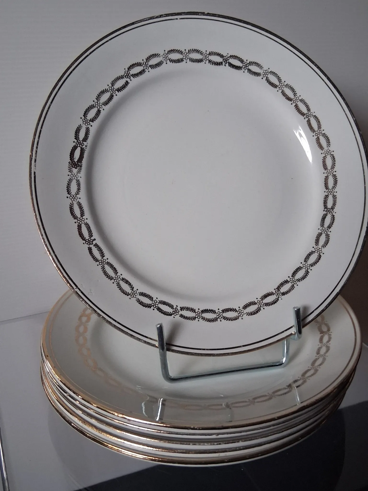 6 dessert plates in opaque porcelain in good condition.