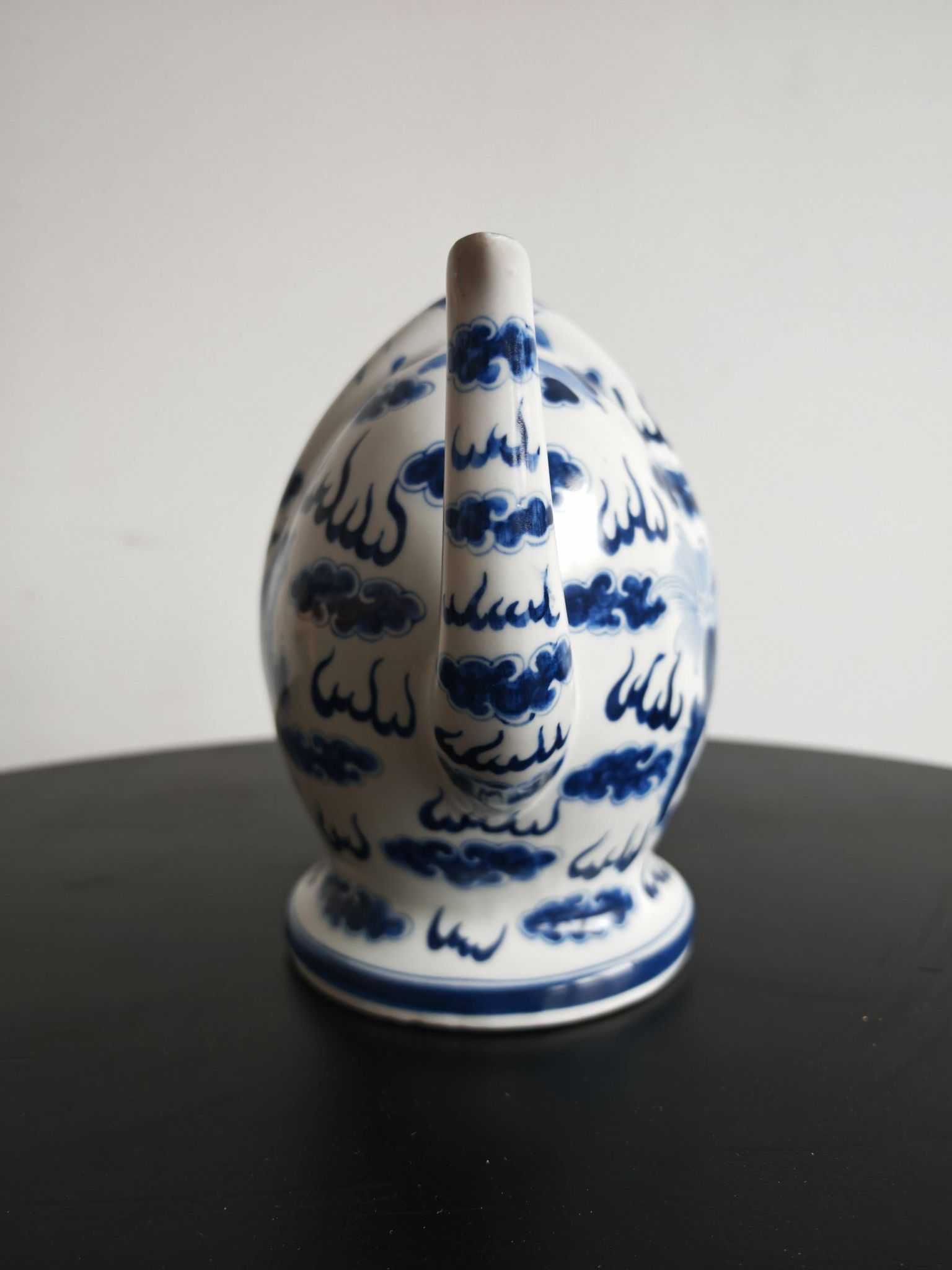 Blue and white porcelain teapot Cadogan, Guangxu period, 19th century.