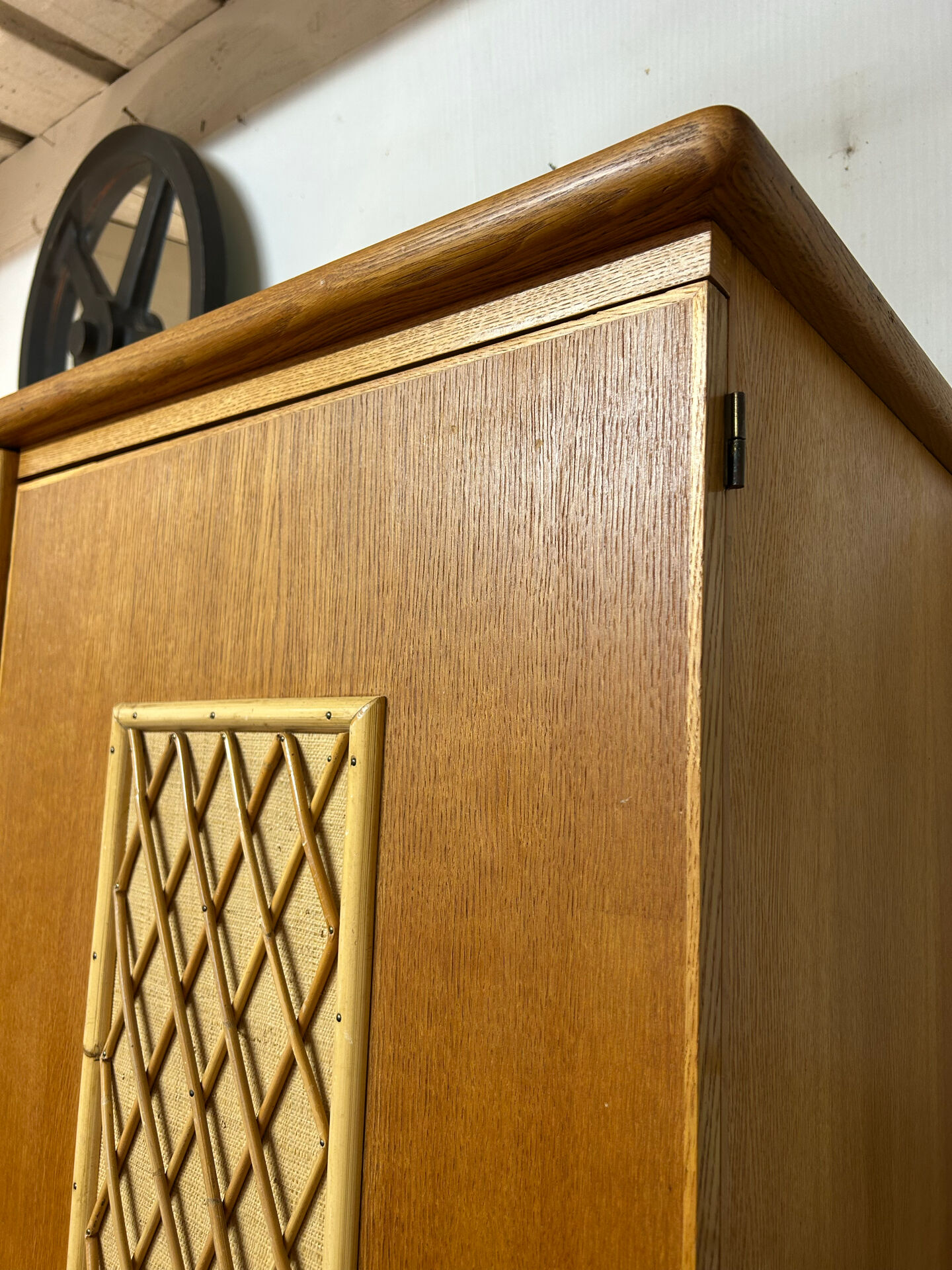 Armoire chêne clair rotin et raphia vintage 1950