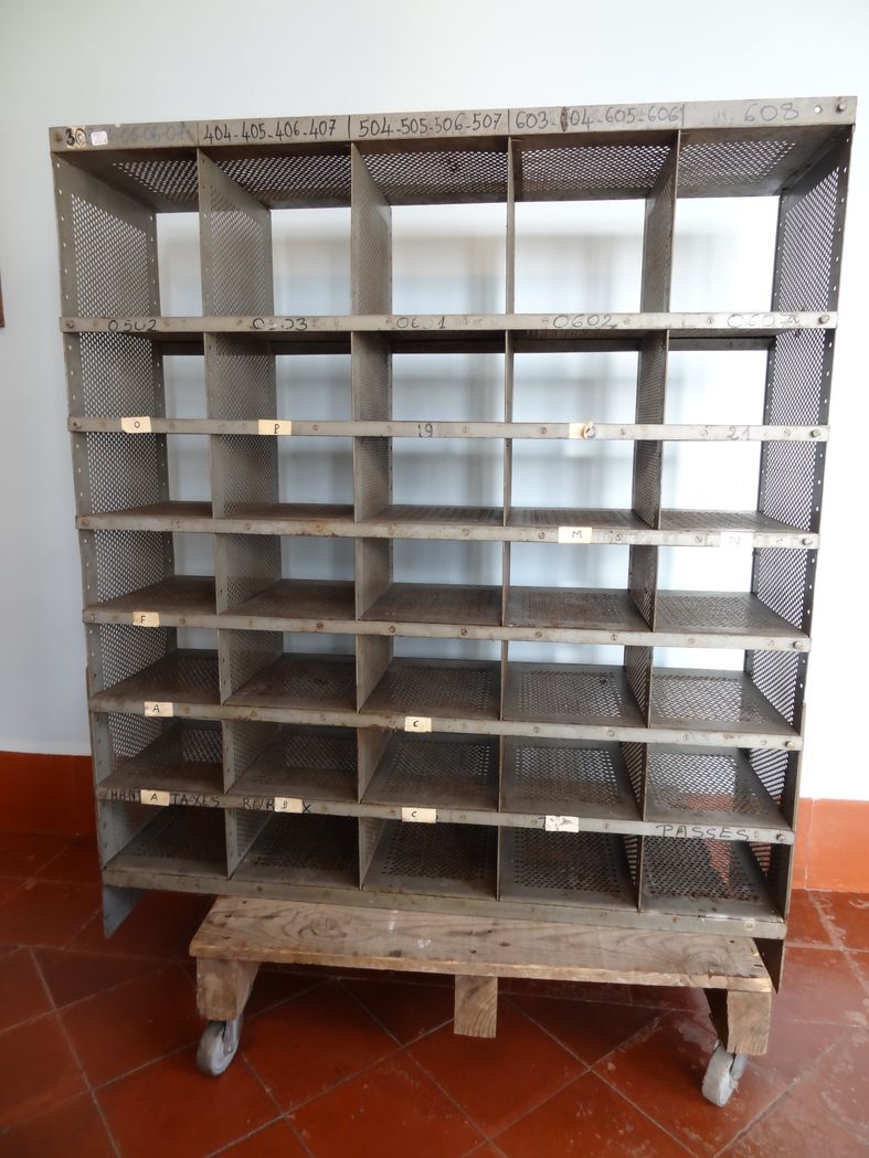 Casier de tri postaux en fer 104 x 122 cm