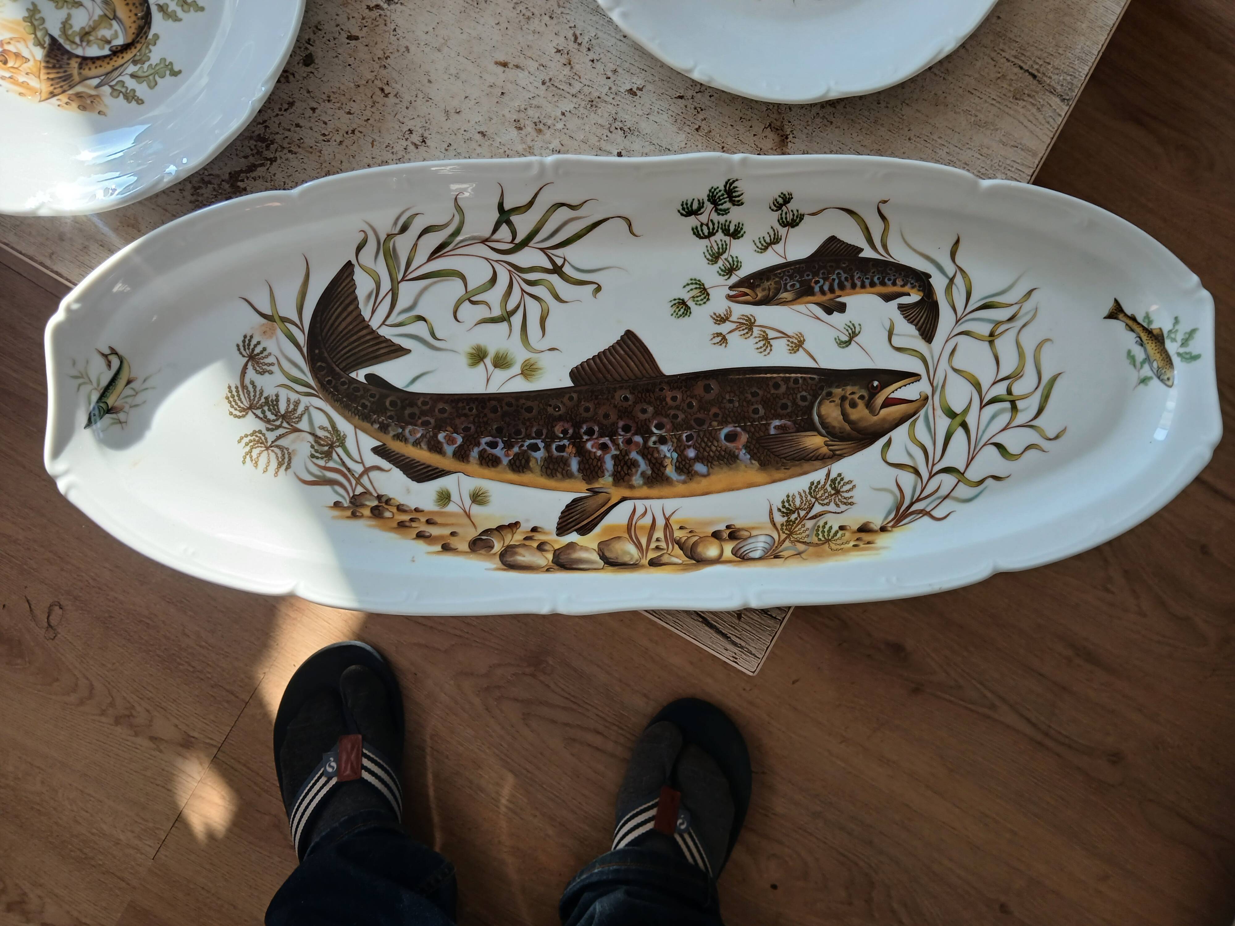 11 dinner plates, one large oval dish, and one gravy boat.