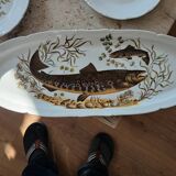 11 dinner plates, one large oval dish, and one gravy boat.