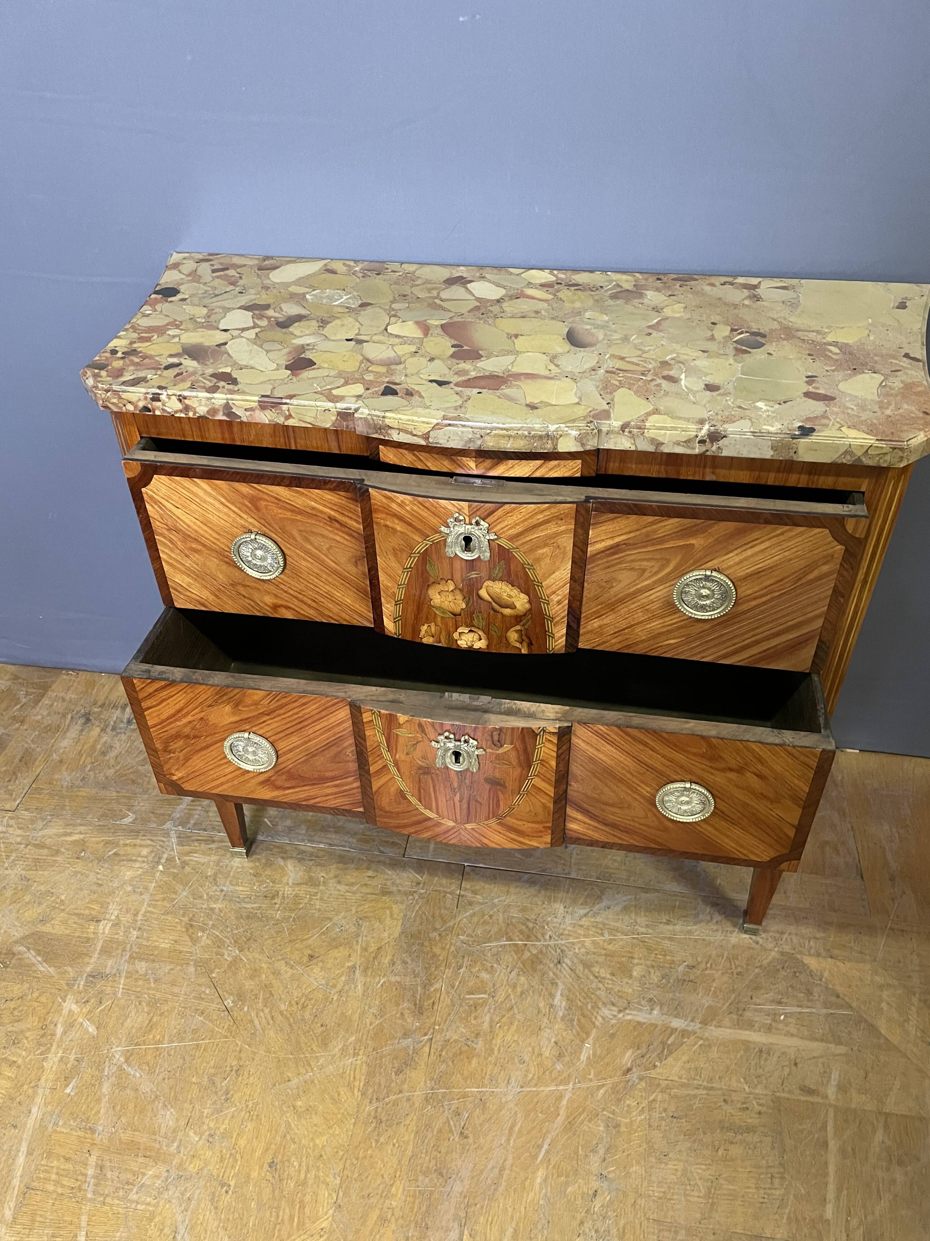 Chest of drawers with a central projection from around 1880