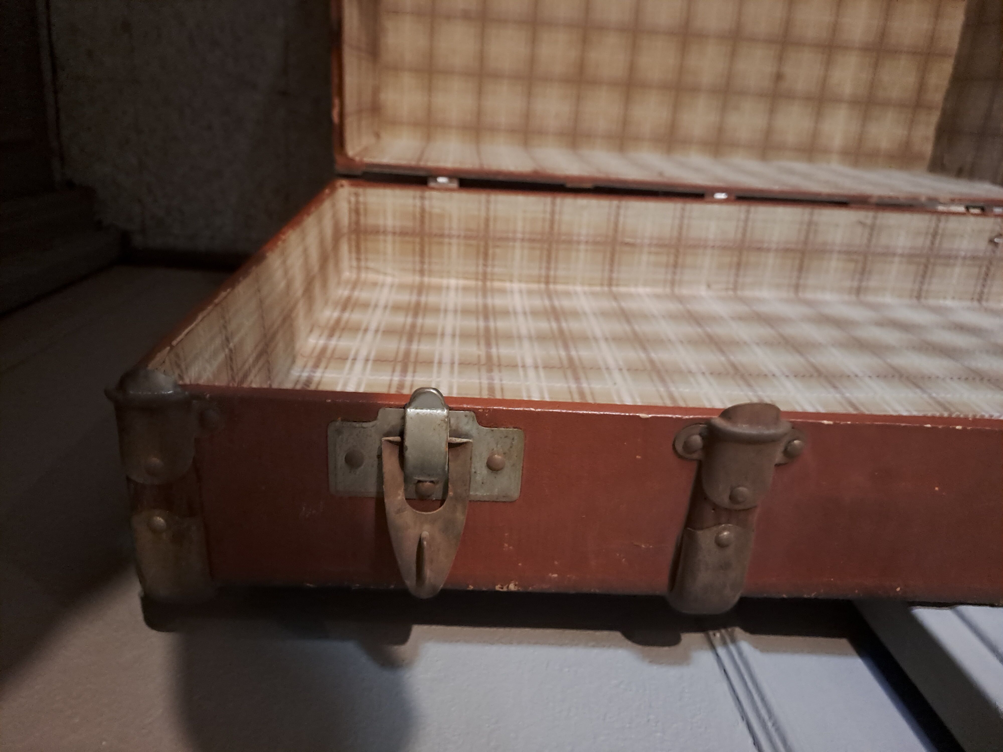 Vintage vintage old travel trunk dating from the 1920s/1940s