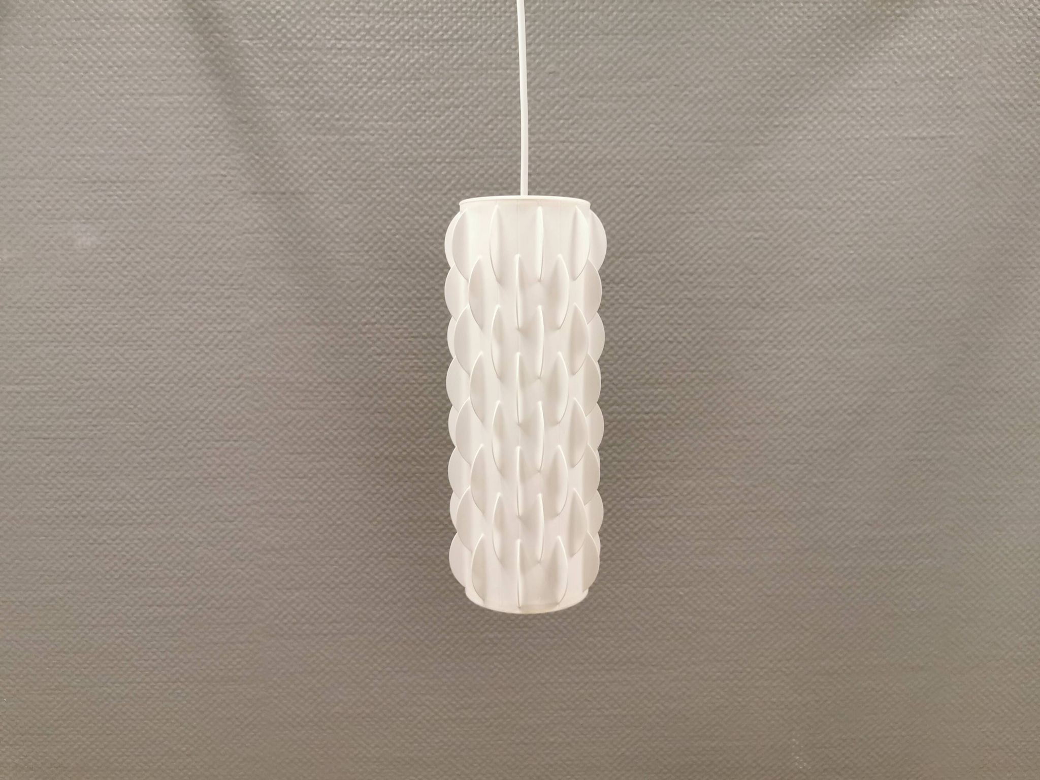 Lampe suspendue modèle Contour, conçue par Lars Schiøler et réalisée par Høyrup Lighting dans les années 1970.