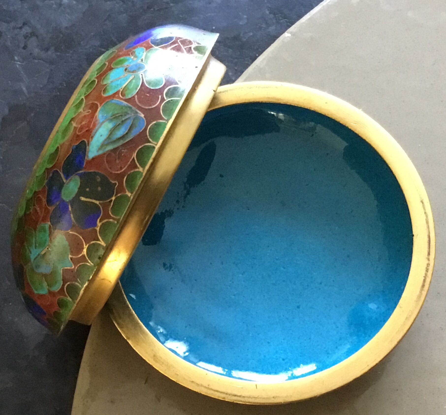 Bonbonniere vintage art deco en laiton email cloisonne  à décors floraux années 70