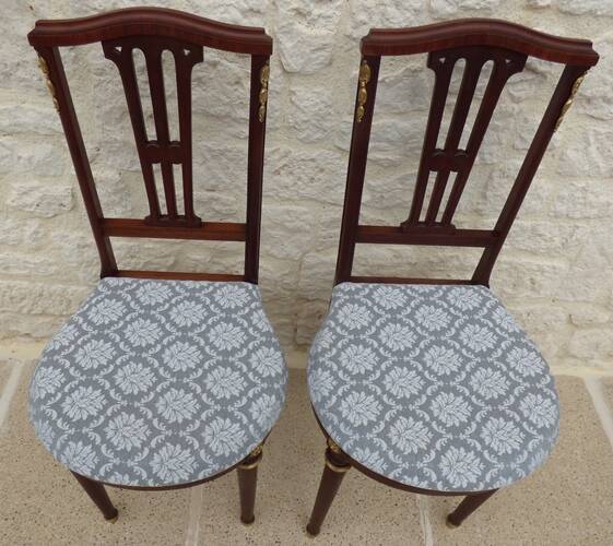 Paire de chaises de style classique en bois, laiton et tissu