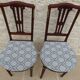 Paire de chaises de style classique en bois, laiton et tissu