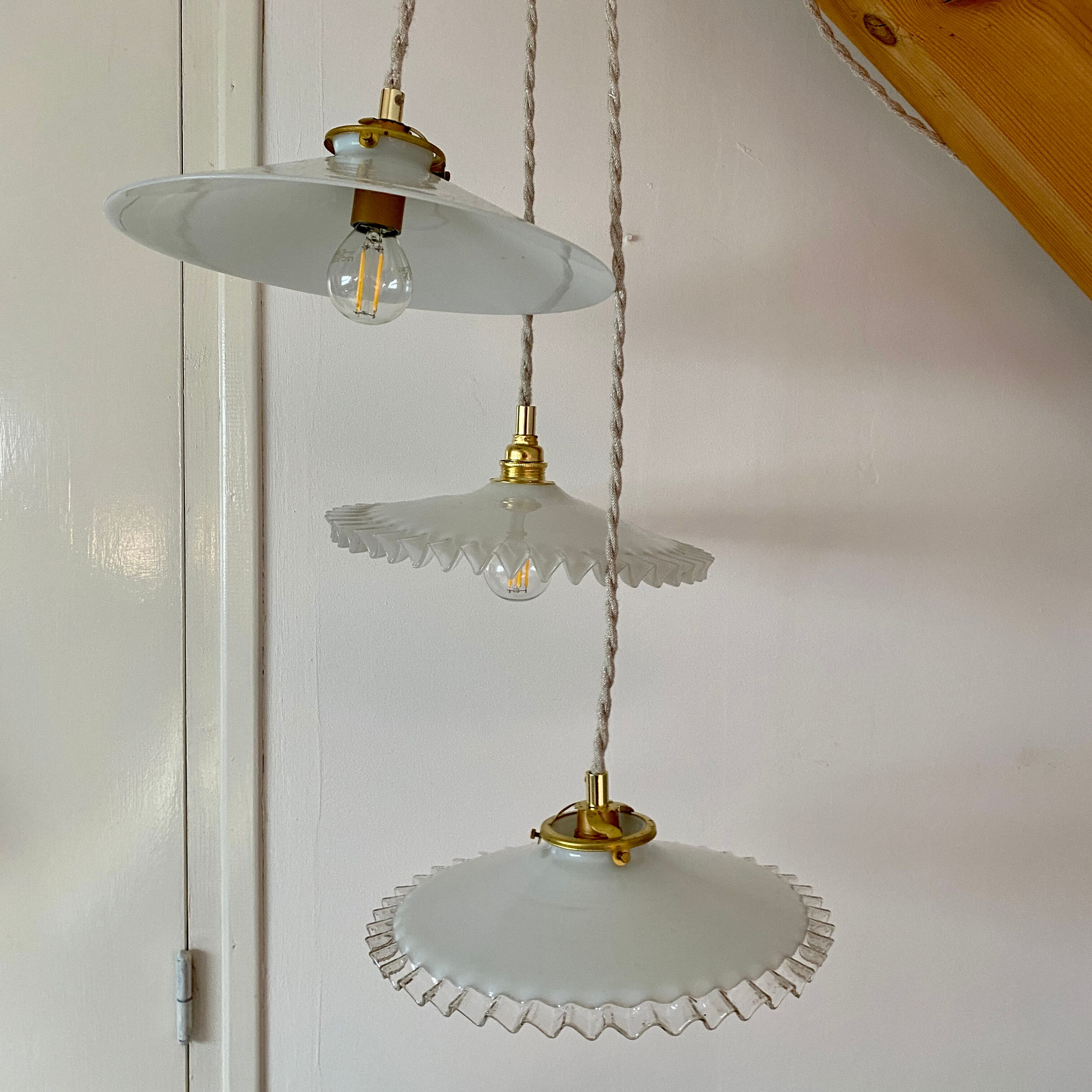 Suspension cascade three lights vintage lampshade in white opaline