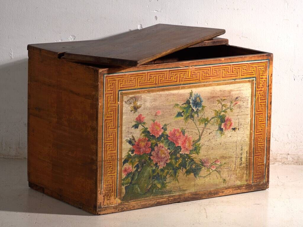 Coffre ancien chinois à panneau peint en orme – Chine, vers 1900