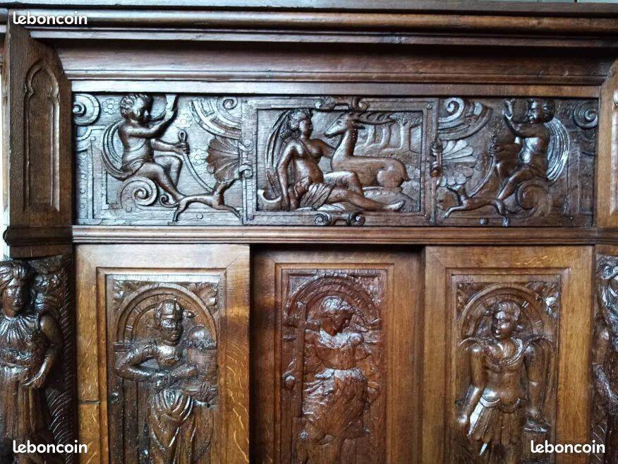Meuble 2 corps sculpté du XVI ème siècle