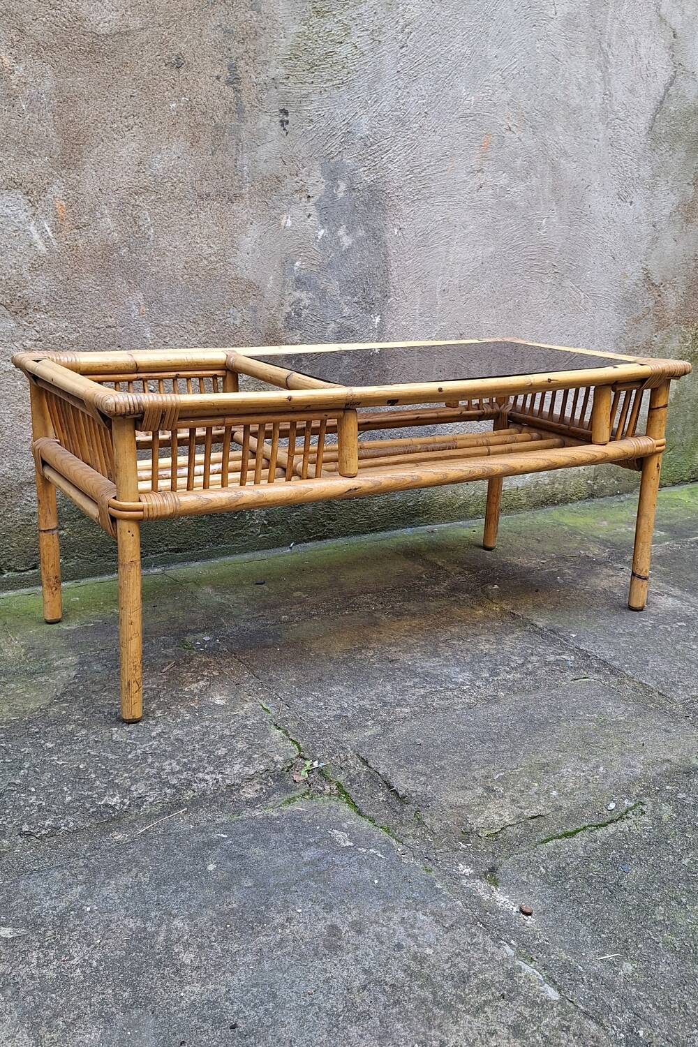 Table basse en rotin et verre fumé