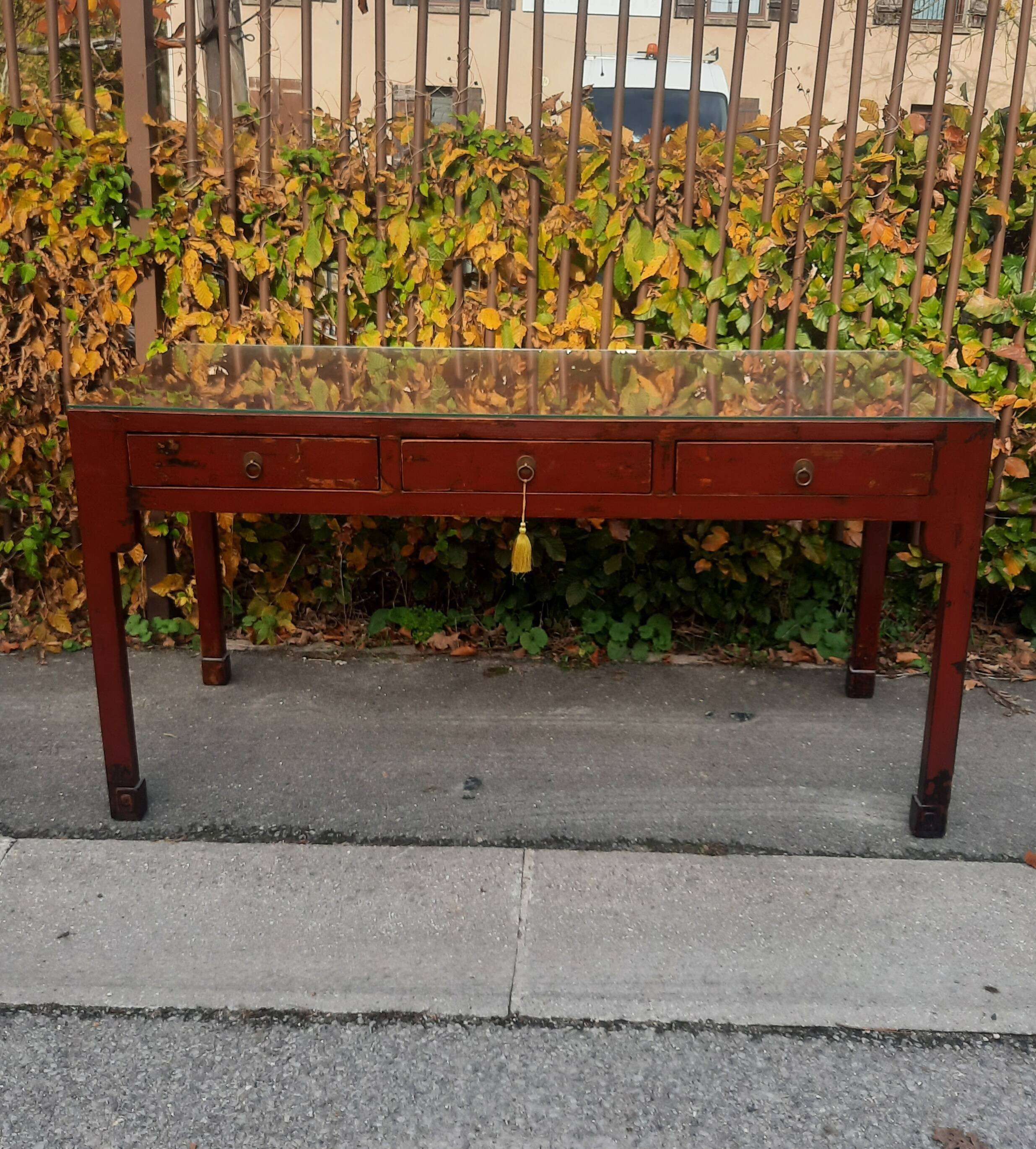 Grande console à tirroir  d extreme orient laquée rouge