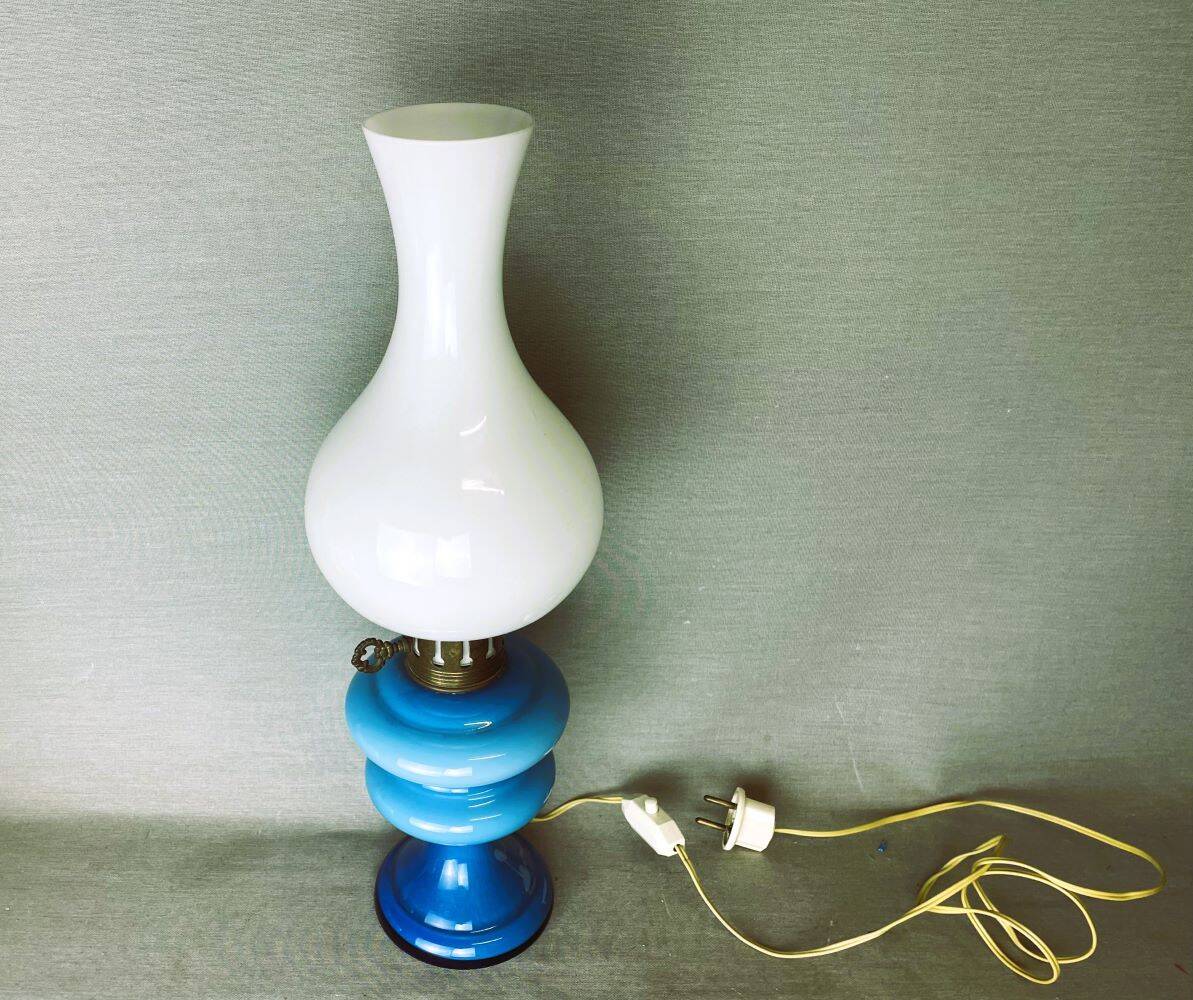 Lampe en verre opalin bleu style lampes à huile