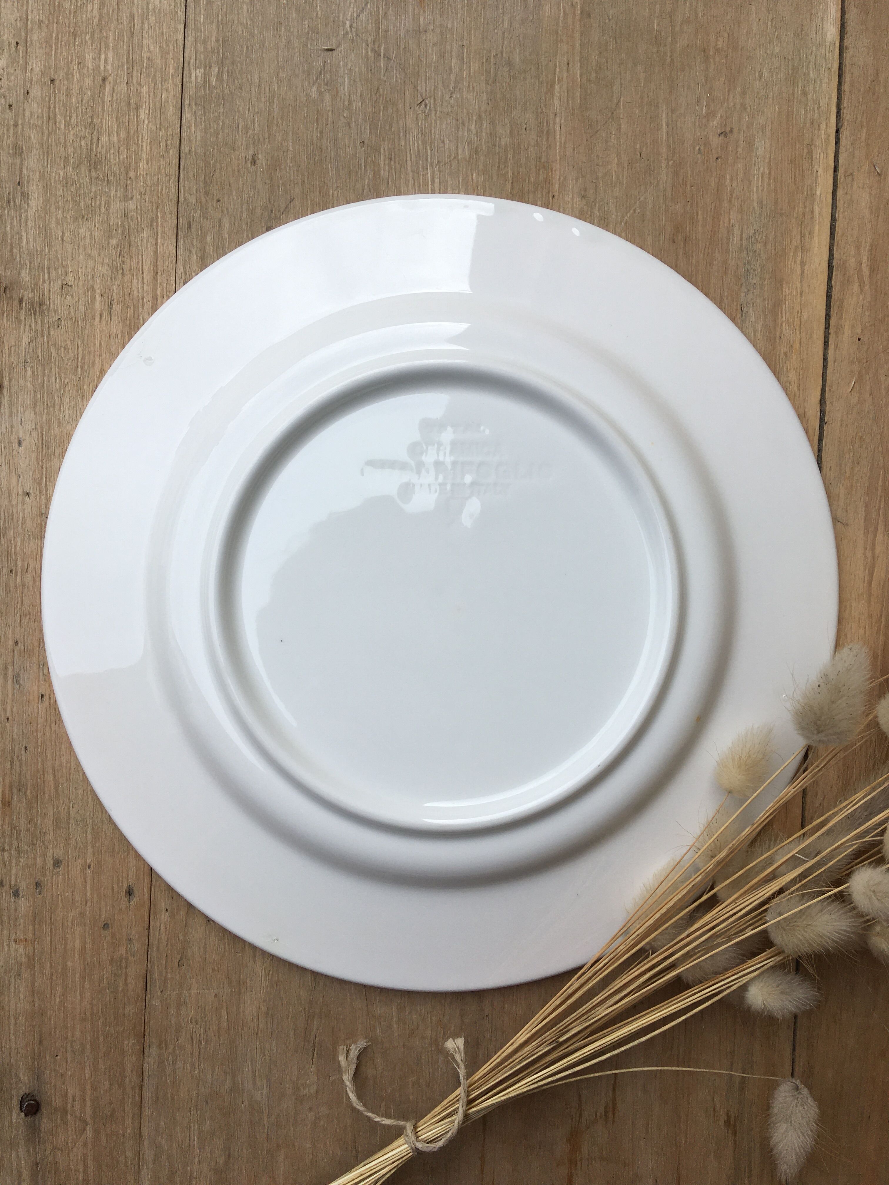 Flat plates with blue trims Quadrifoglio