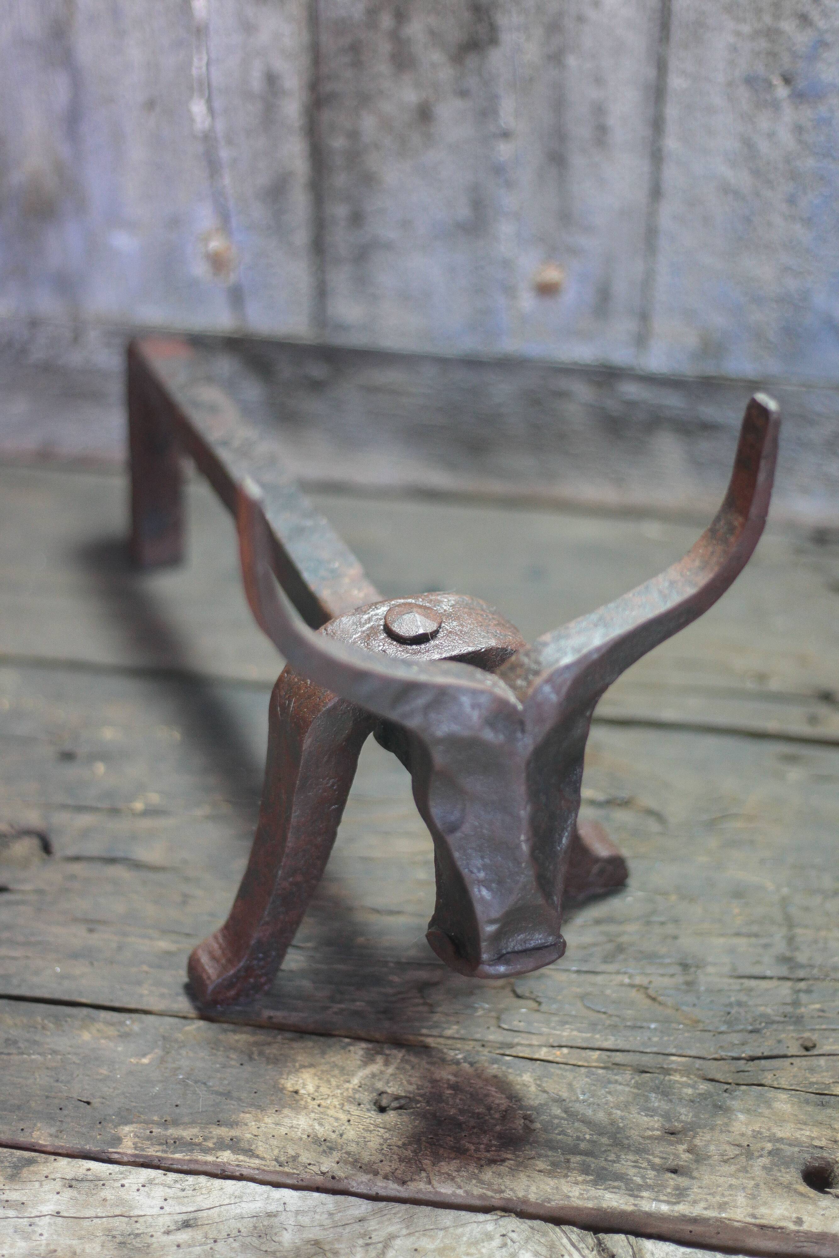 Chenets de cheminée en fonte brutaliste zoomorphe tête de taureau
