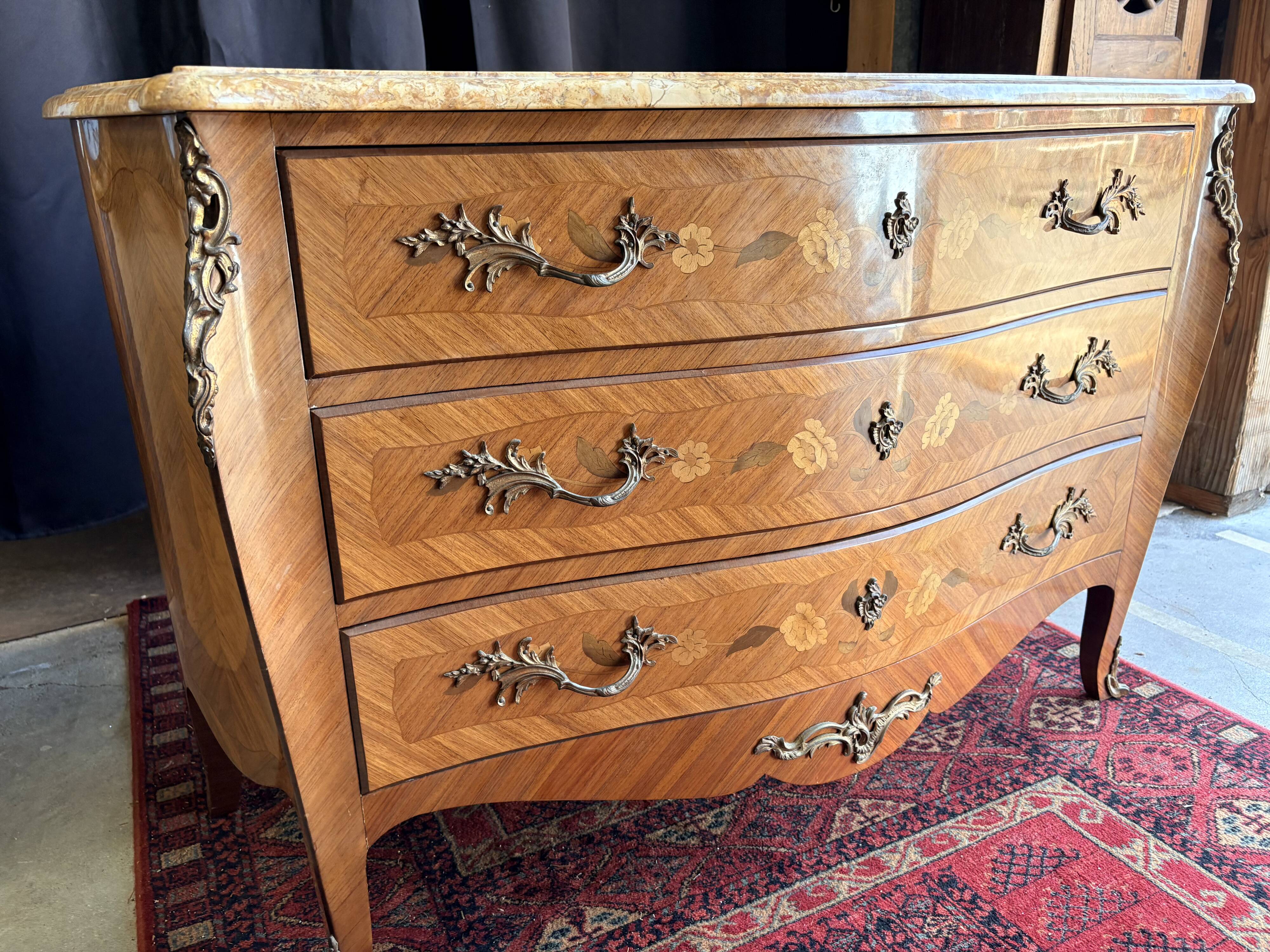 Commode galbée en marqueterie de style Louis XV, signée Marquant