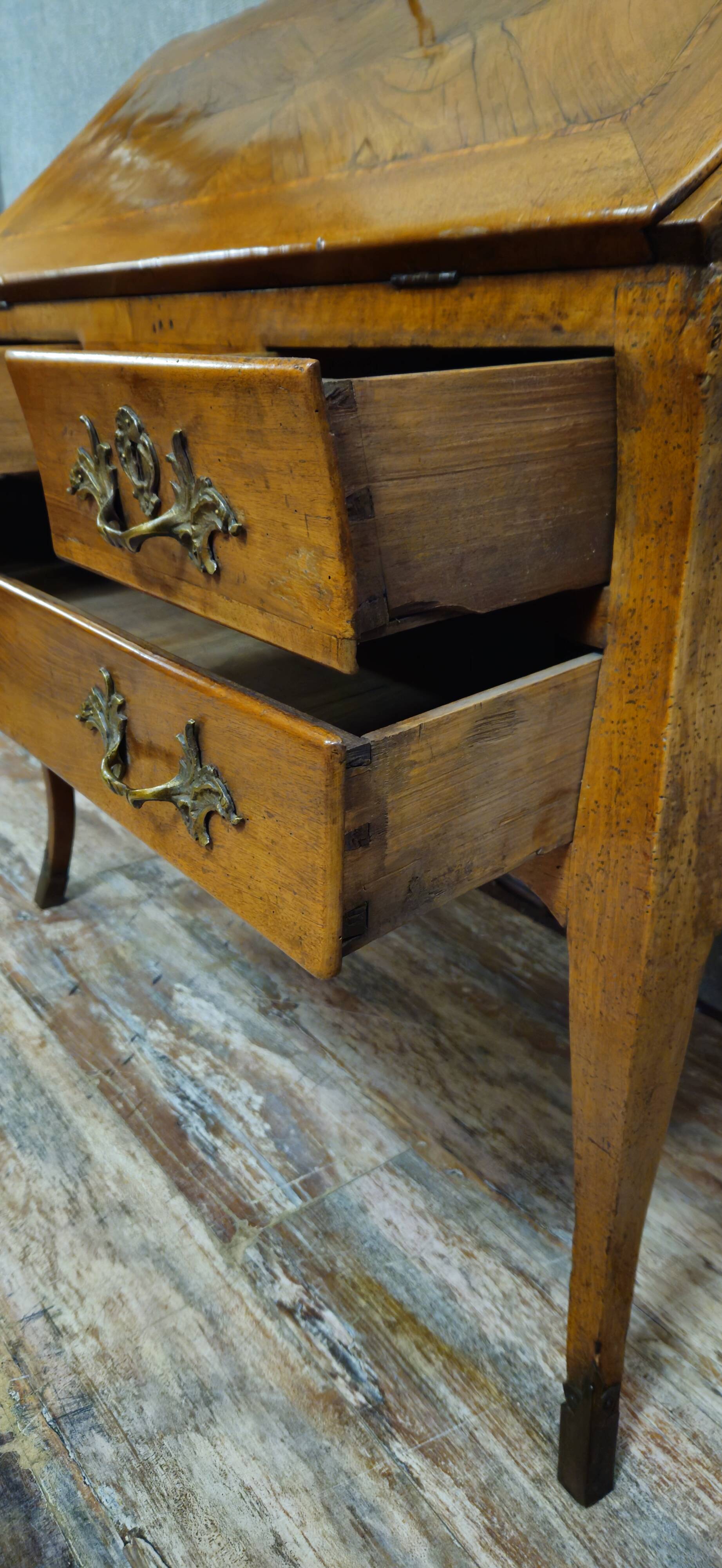 Bureau de pente - commode-scriban galbé en noyer et marquéterie – ép. LXV