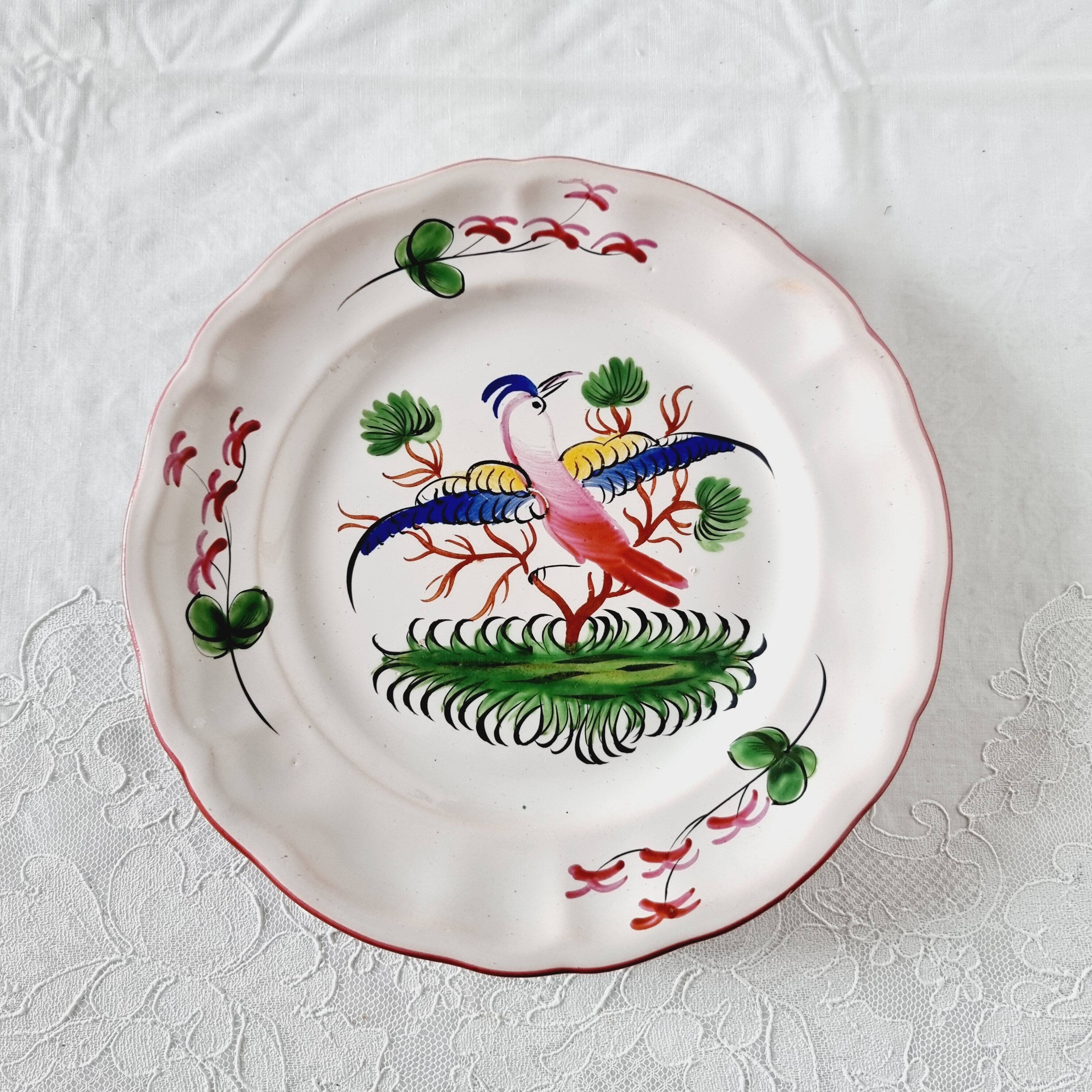 Assiette antique réalisée et peinte à la main du 18ème siècle