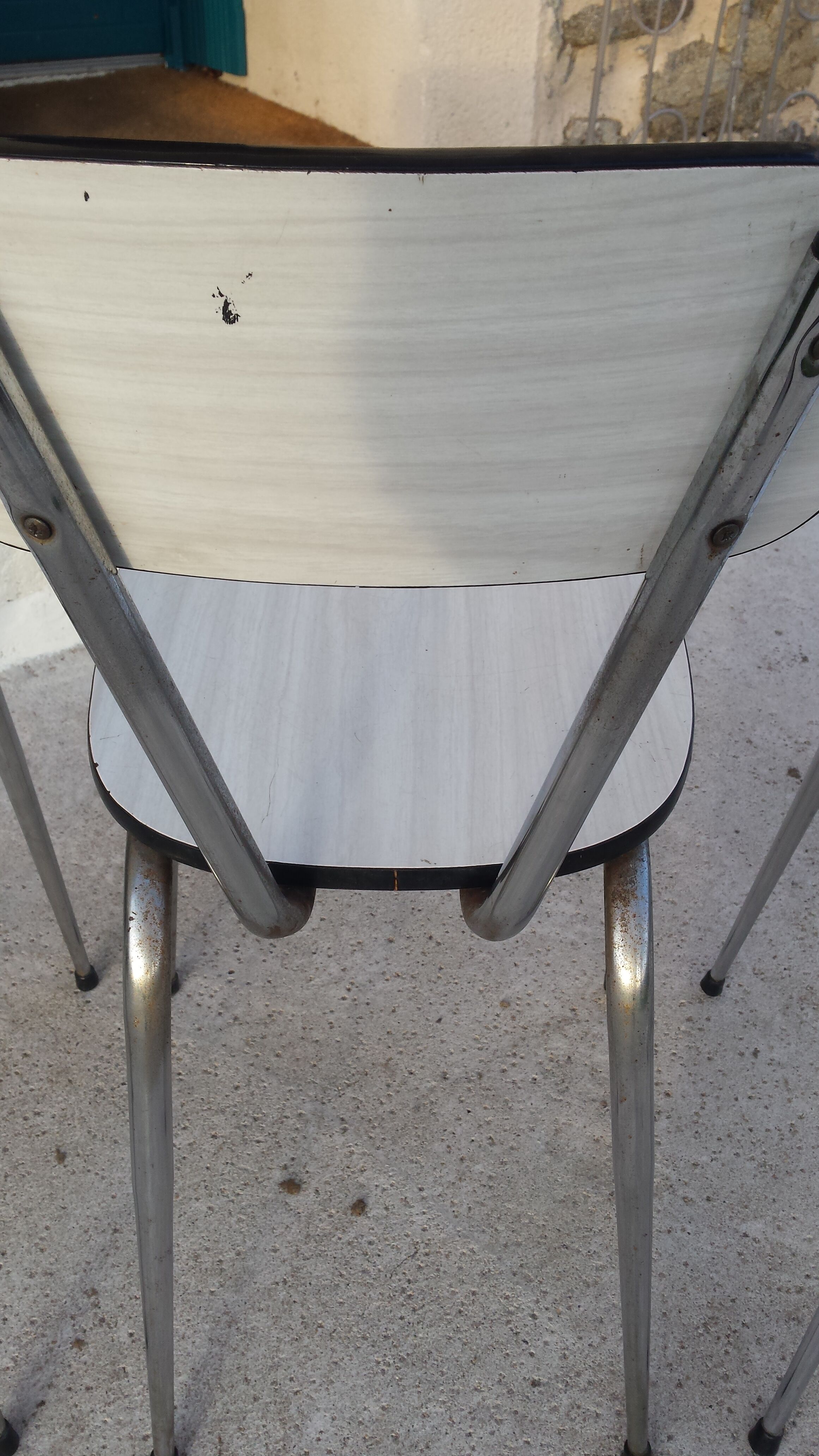 Table and 4 chairs in white formica