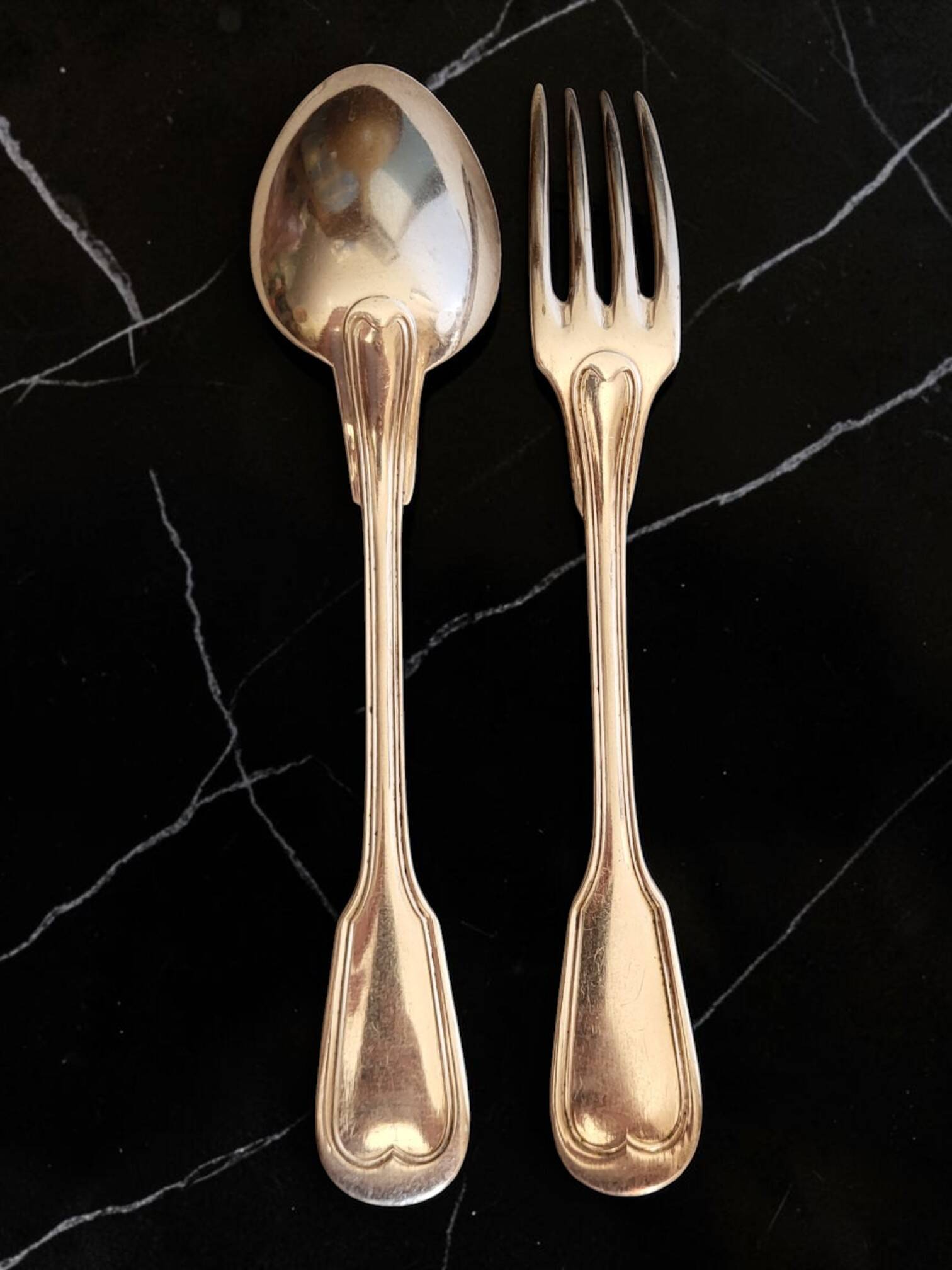 24 silver-plated metal table settings in the filet model.