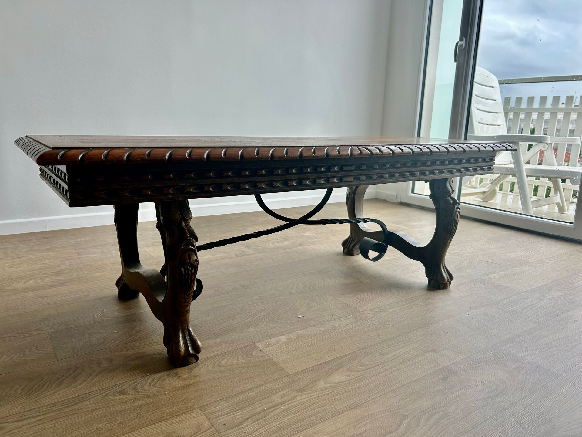 Table basse Renaissance espagnole en bois sculpté
