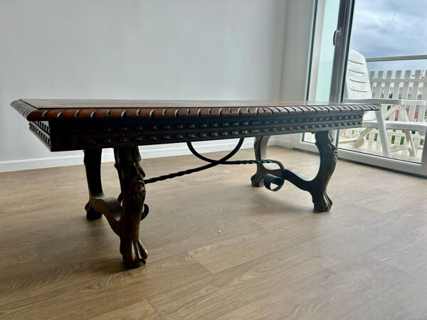 Table basse Renaissance espagnole en bois sculpté