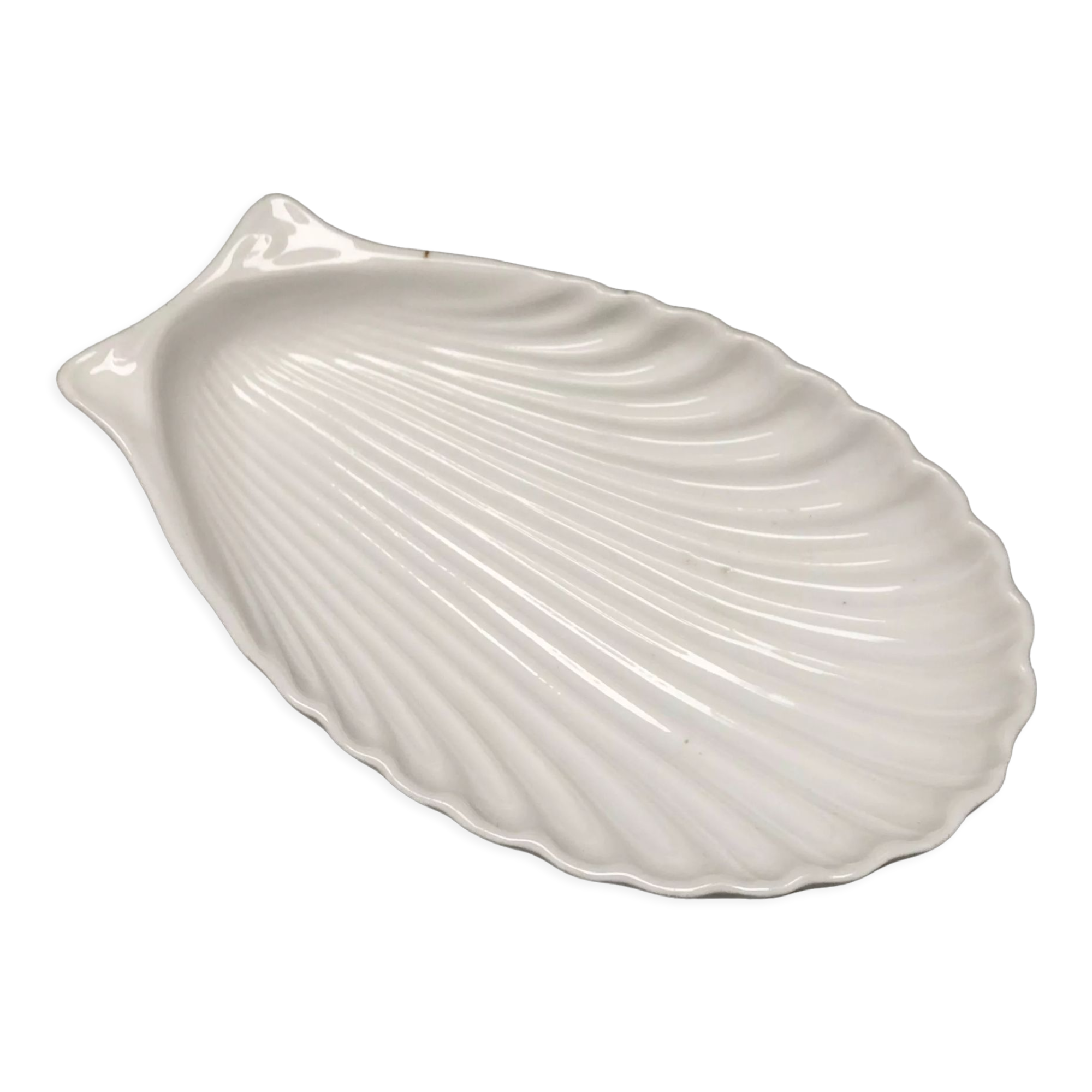 Porte savon en forme de coquille, en porcelaine ancienne, aux lignes épurées du style art déco.