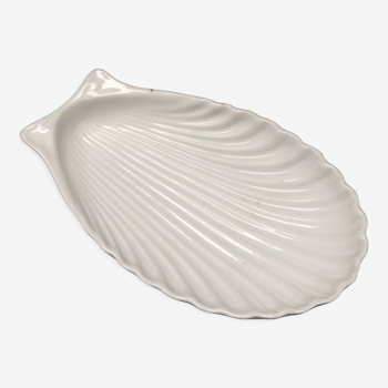 Soap dish in shell shape, in old porcelain, with clean lines of the art deco style.