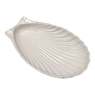 Soap dish in shell shape, in old porcelain, with clean lines of the art deco style.