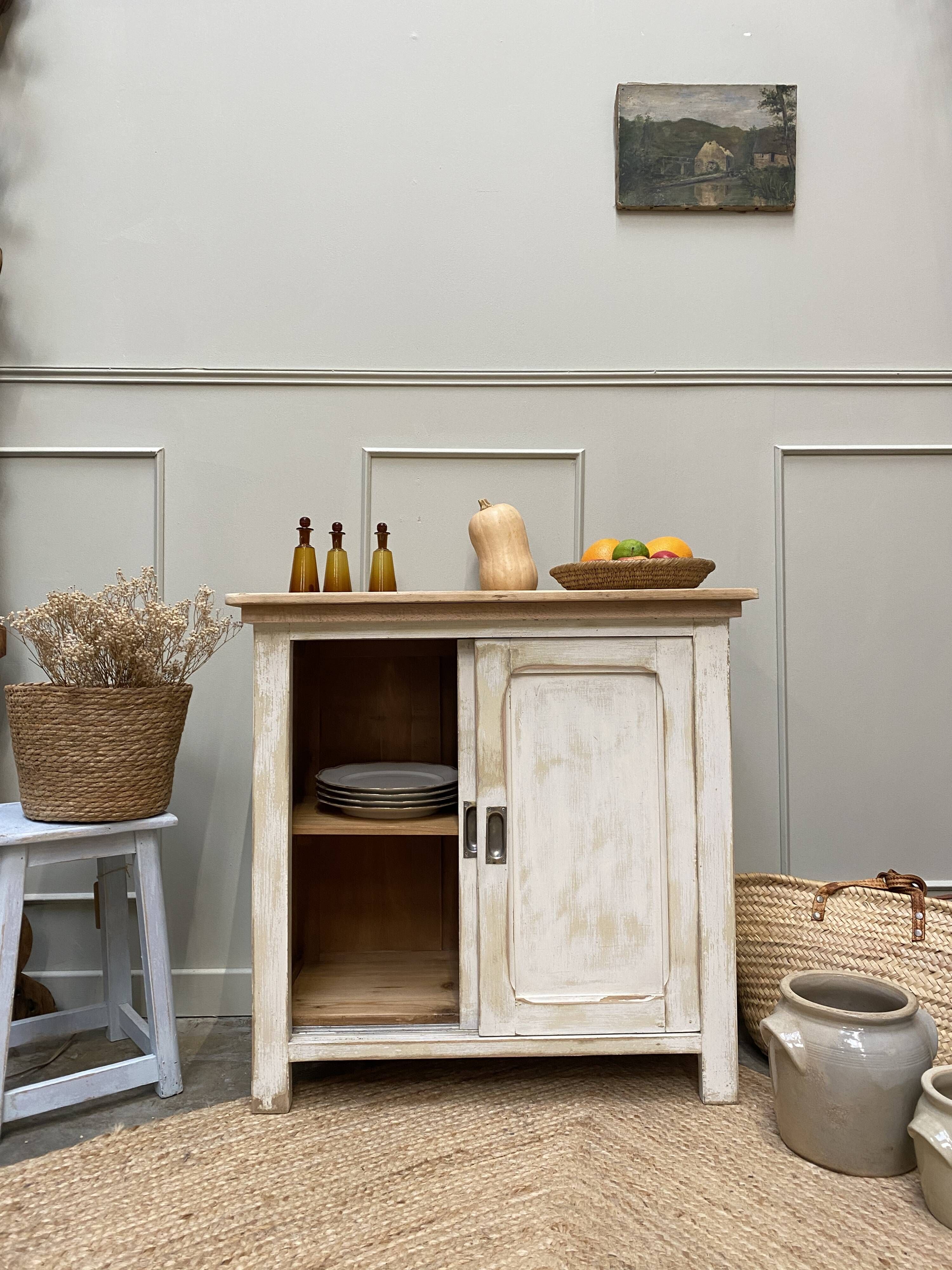 Petit buffet bas, portes coulissantes