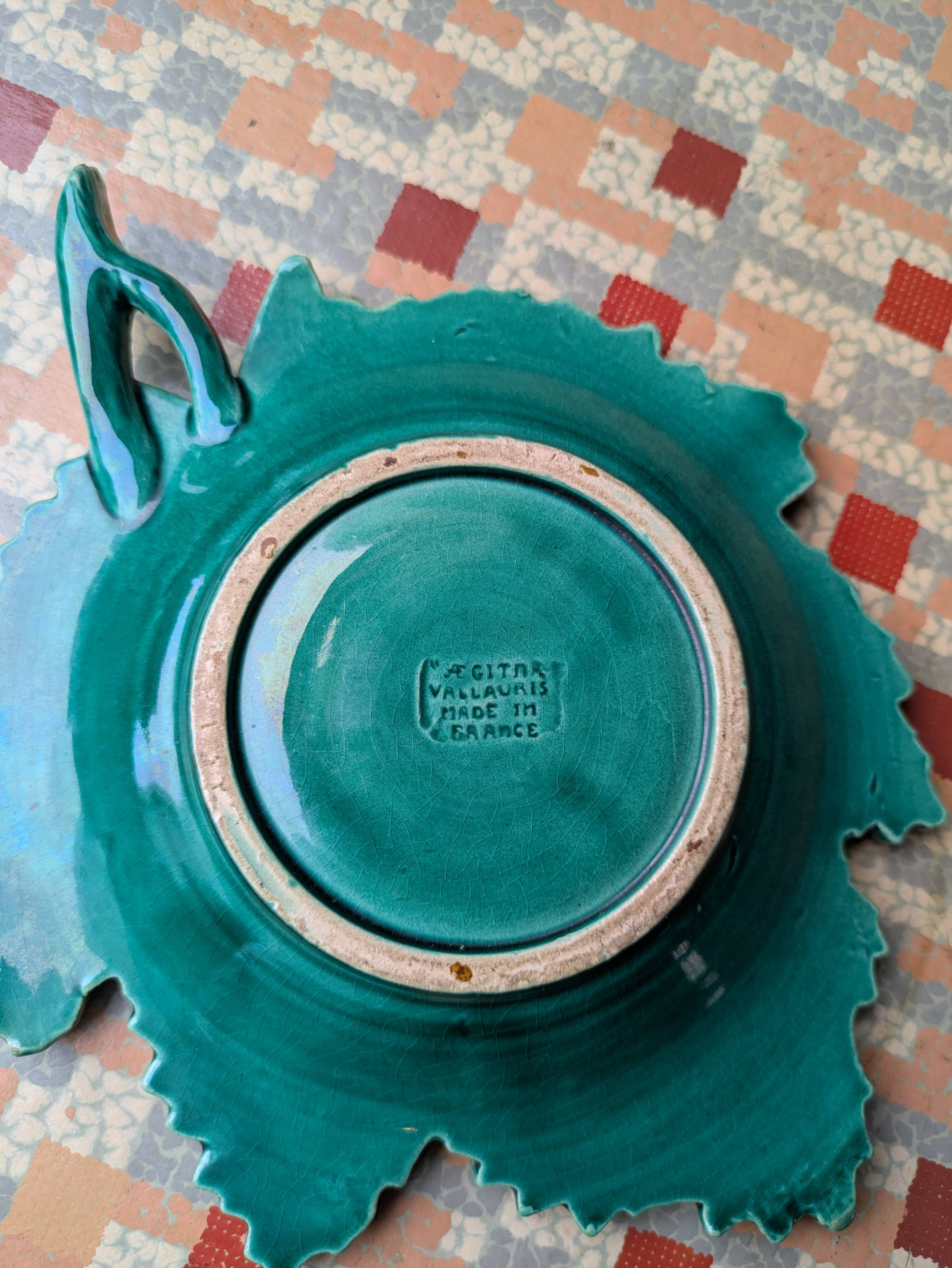 Vallauris vine leaf pocket emptier