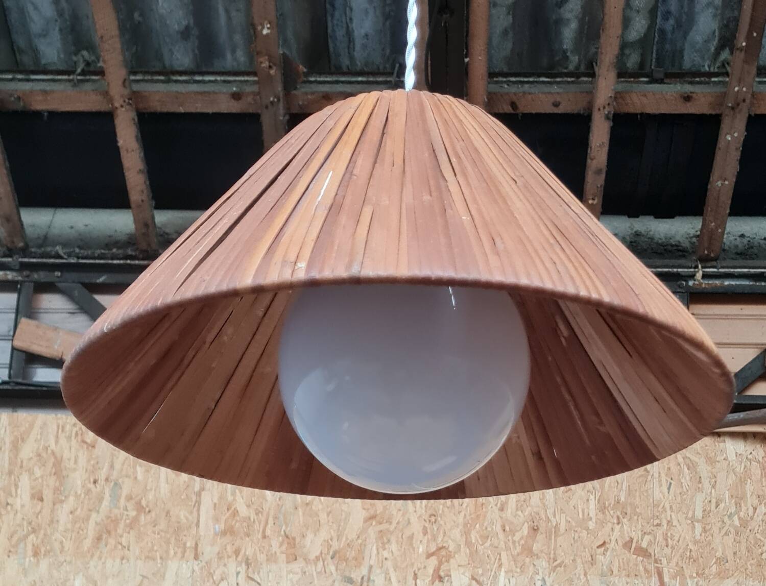 Scandinavian pendant light in rattan and opaline glass