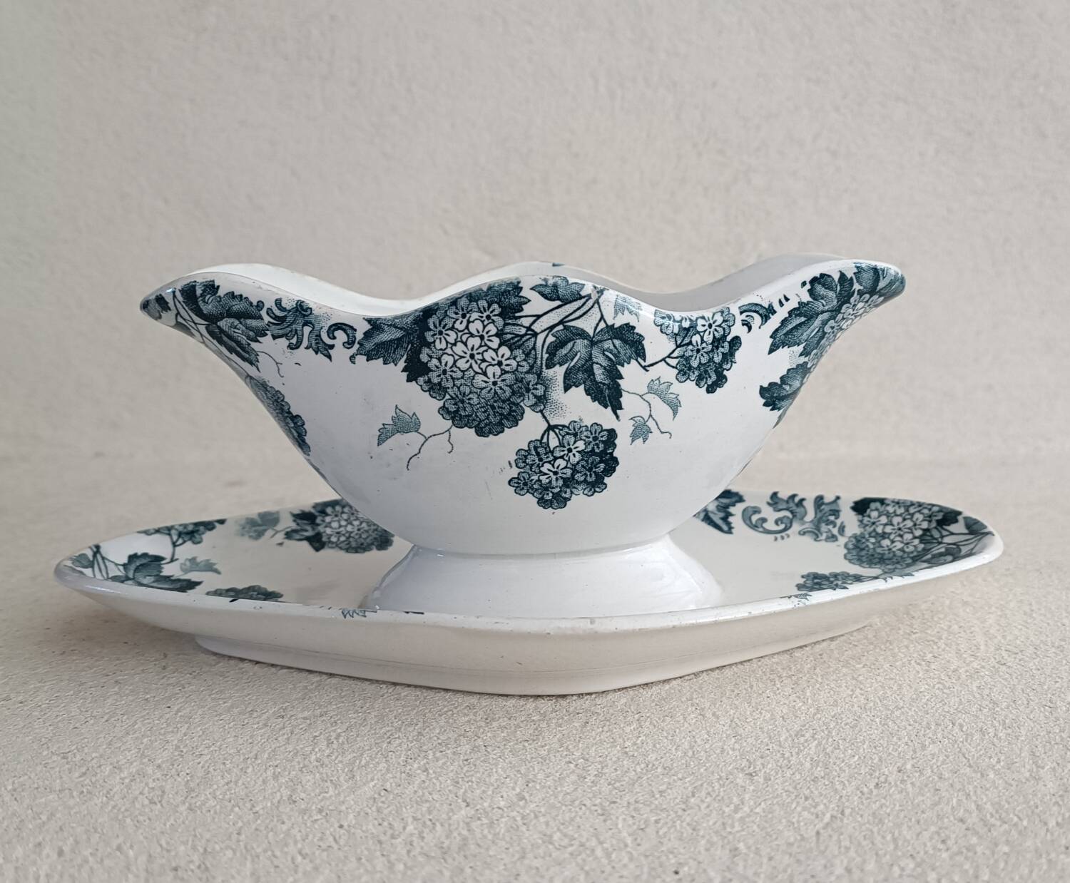 Iron earth gravy boat Snowball